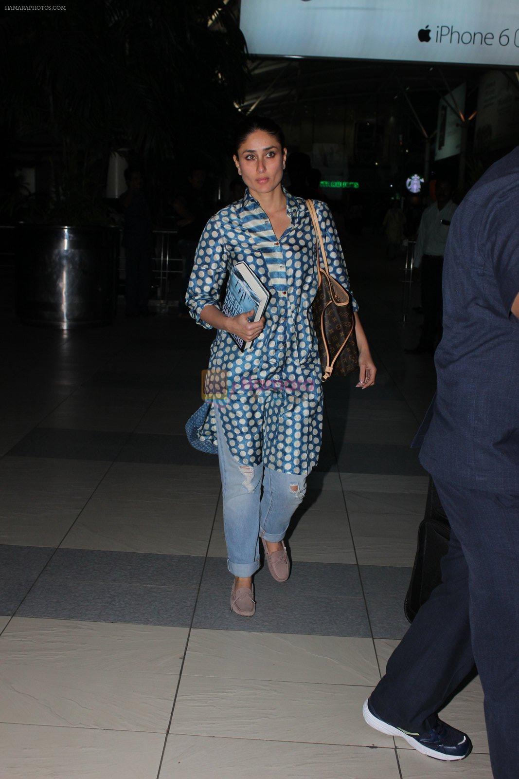 Kareena Kapoor snapped at airport on 2nd Nov 2015