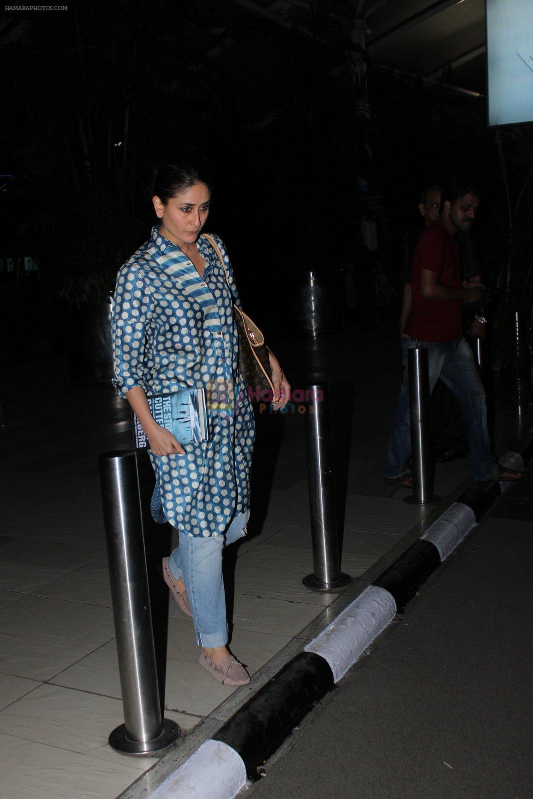Kareena Kapoor snapped at airport on 2nd Nov 2015