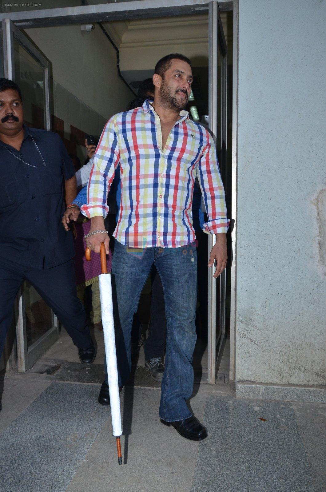 Salman Khan snapped at Lower Parel on 2nd Nov 2015