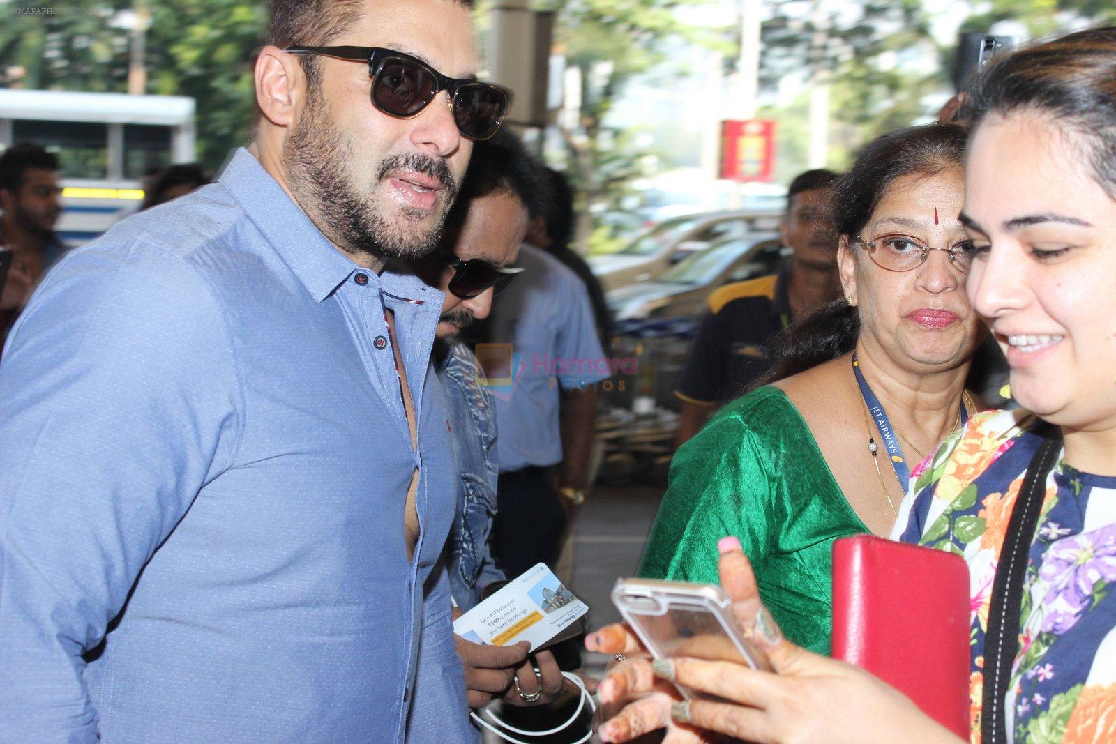 Salman Khan snapped at airport on 4th Nov 2015