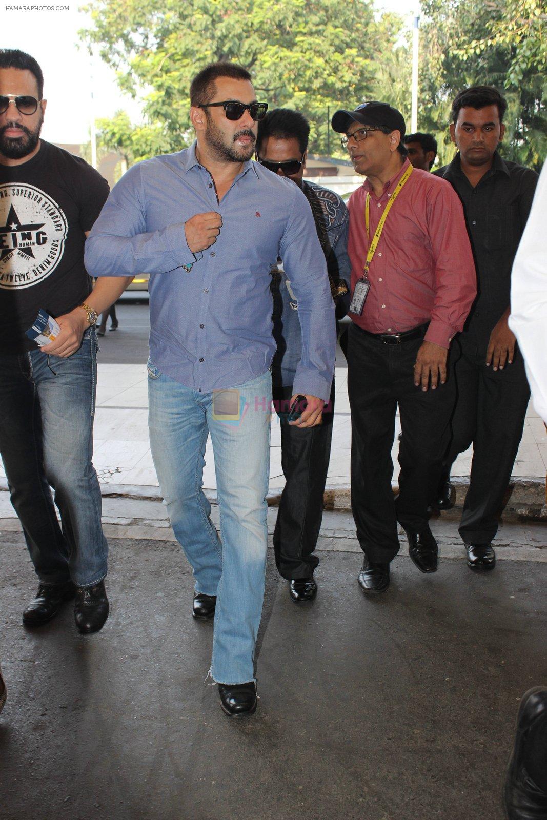 Salman Khan snapped at airport on 4th Nov 2015