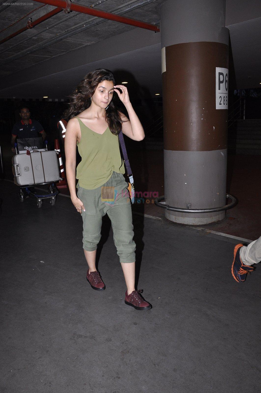 Alia Bhatt snapped at airport on 4th Nov 2015