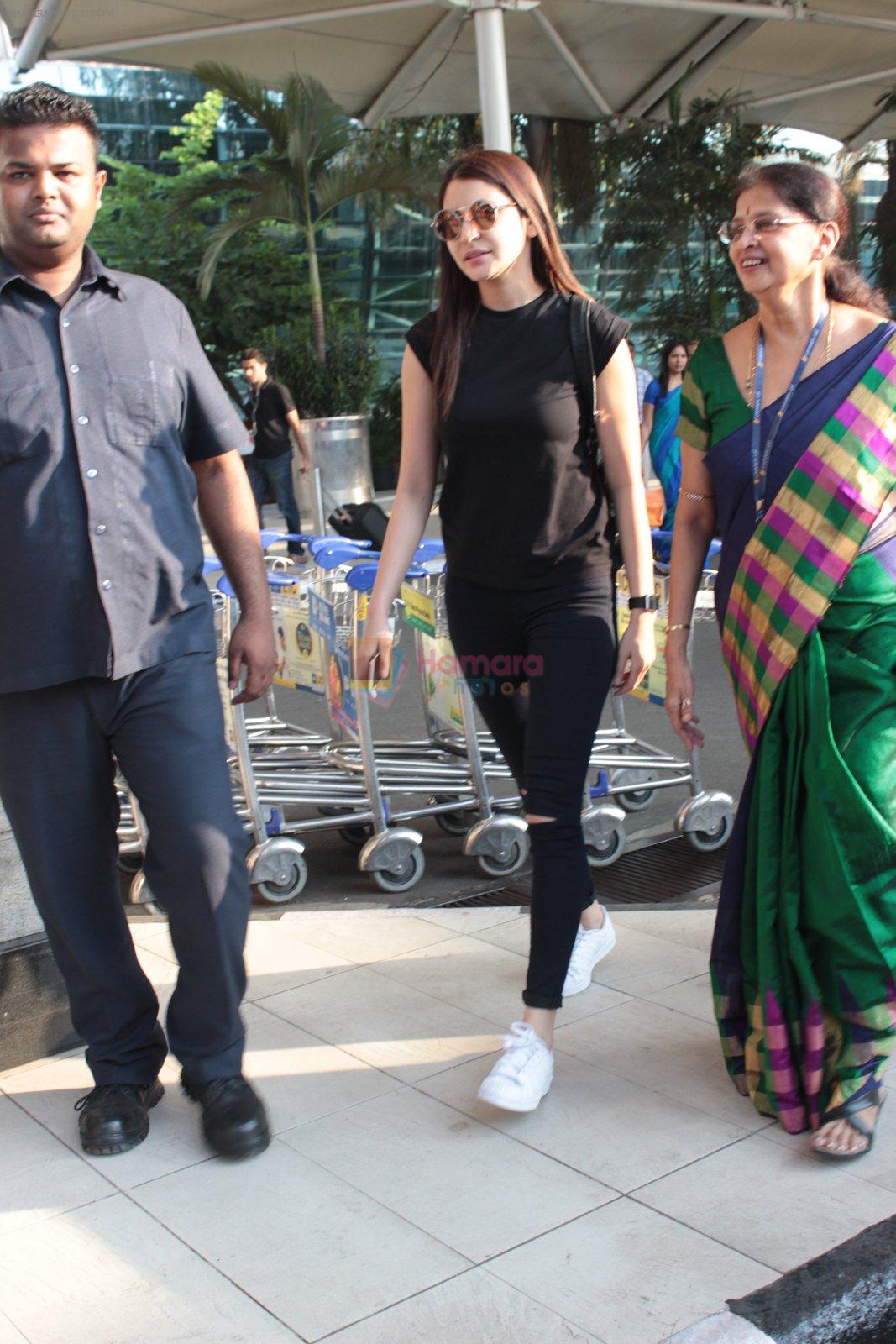 Anushka Sharma snapped at airport on 6th Nov 2015