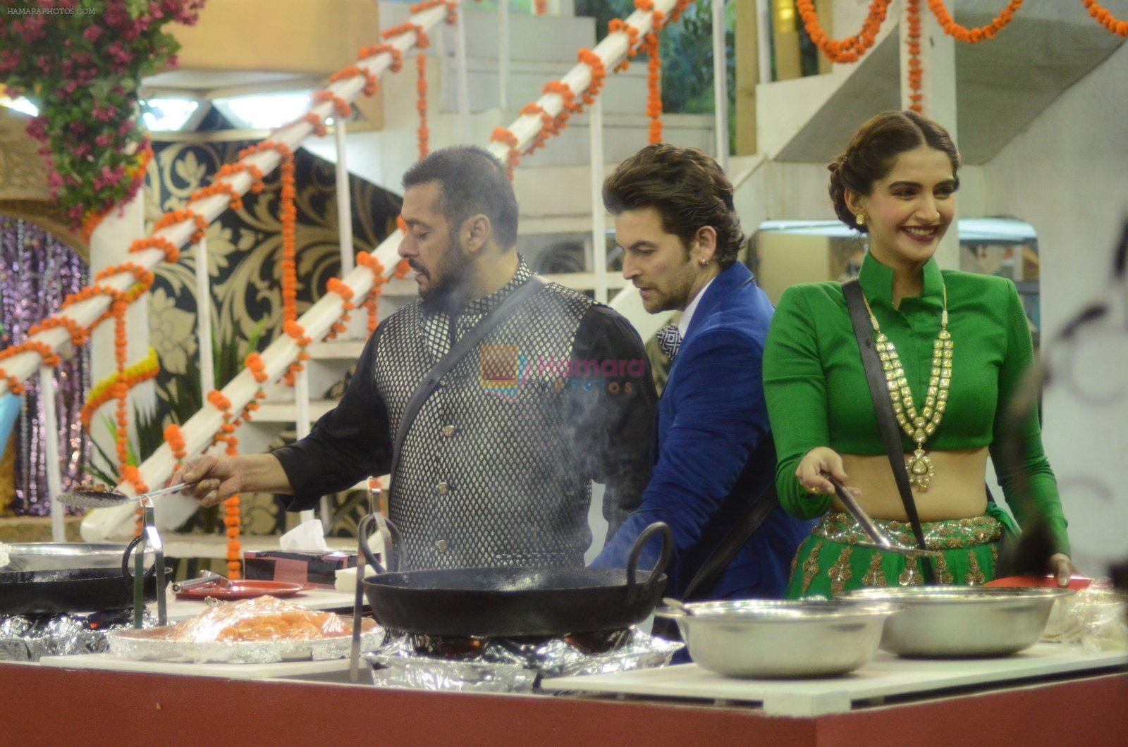 Salman Khan, Sonam Kapoor promote Prem Ratan Dhan Payo on the sets of Bigg Boss House with Diwali celebrations on 7th Nov 2015