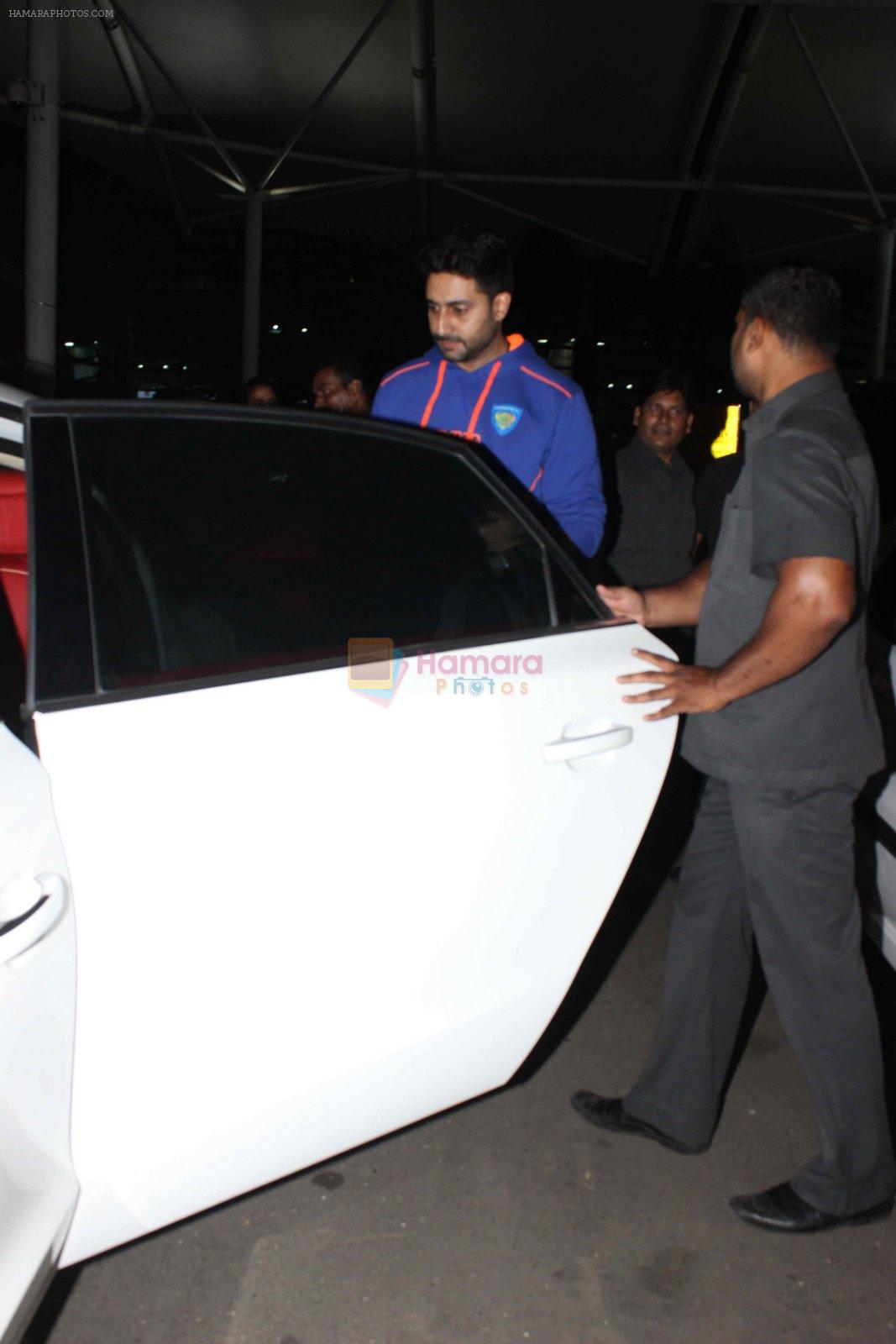 Abhishek Bachchan snapped at airport on 7th Nov 2015