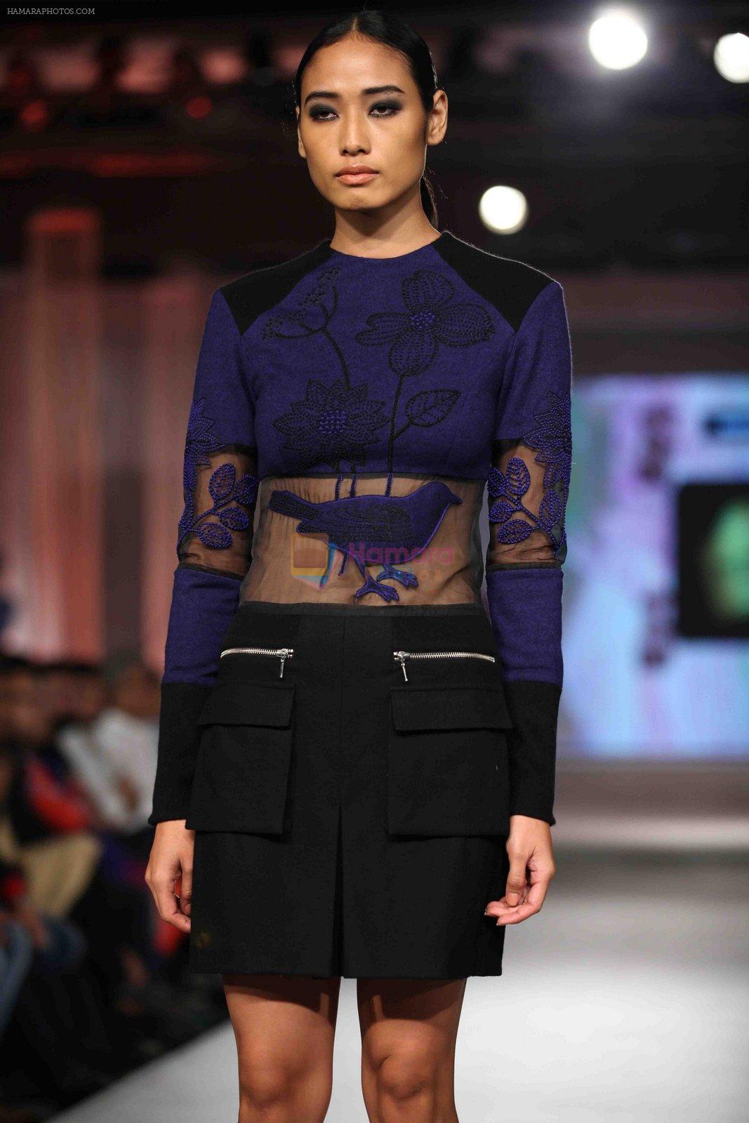 Model walks for Rahul Mishra in Kolkata for Blenders show on 8th Nov 2015