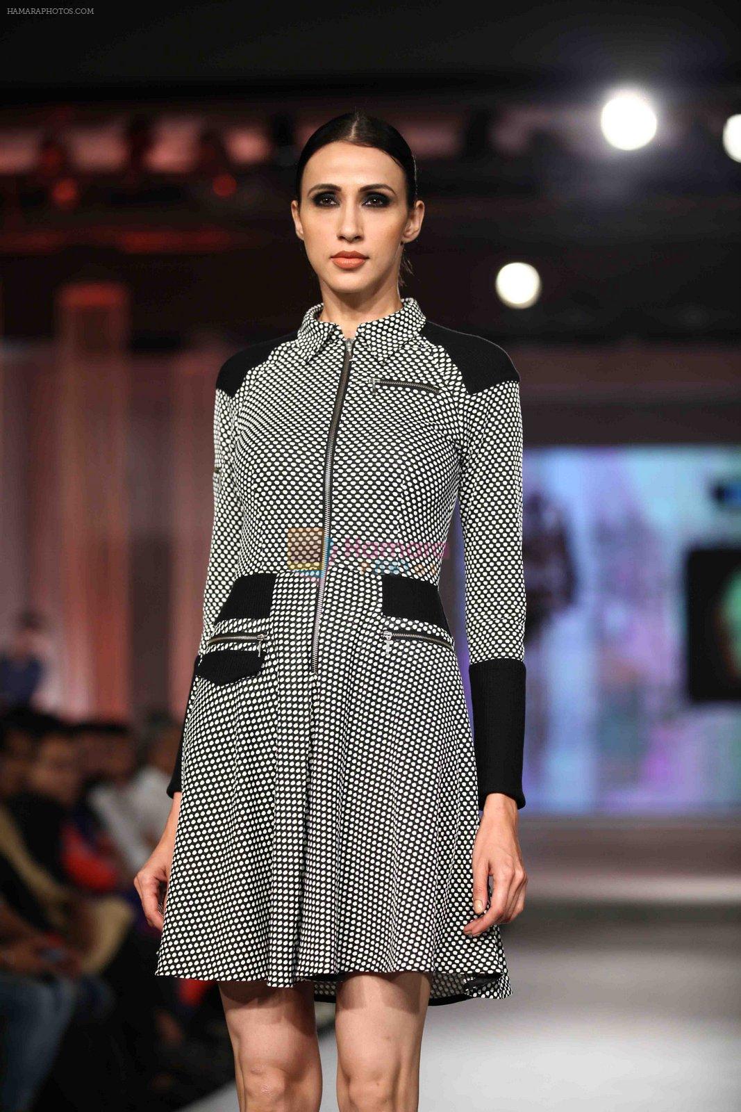 Model walks for Rahul Mishra in Kolkata for Blenders show on 8th Nov 2015