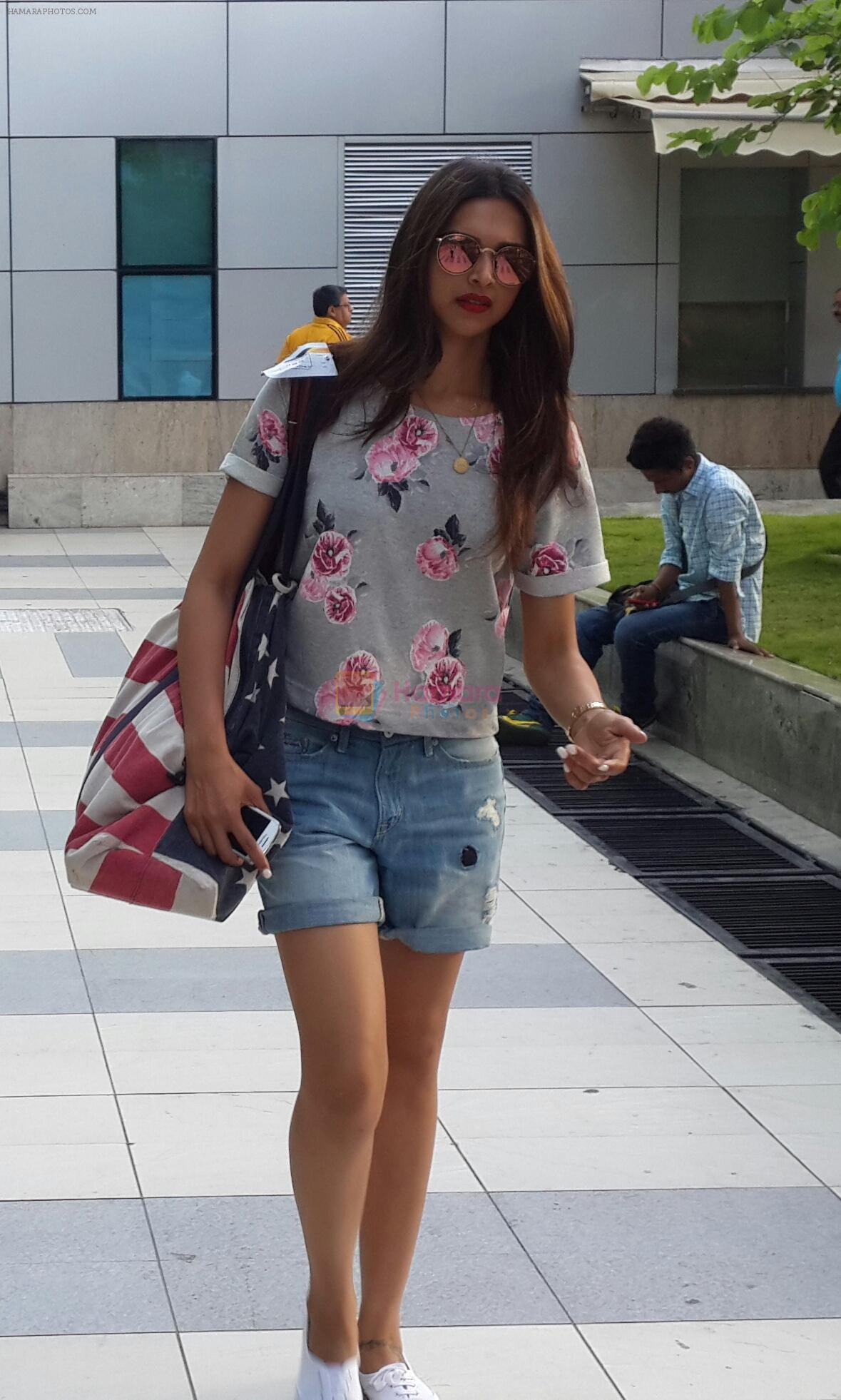 Deepika Padukone snapped at airport on 11th Nov 2015