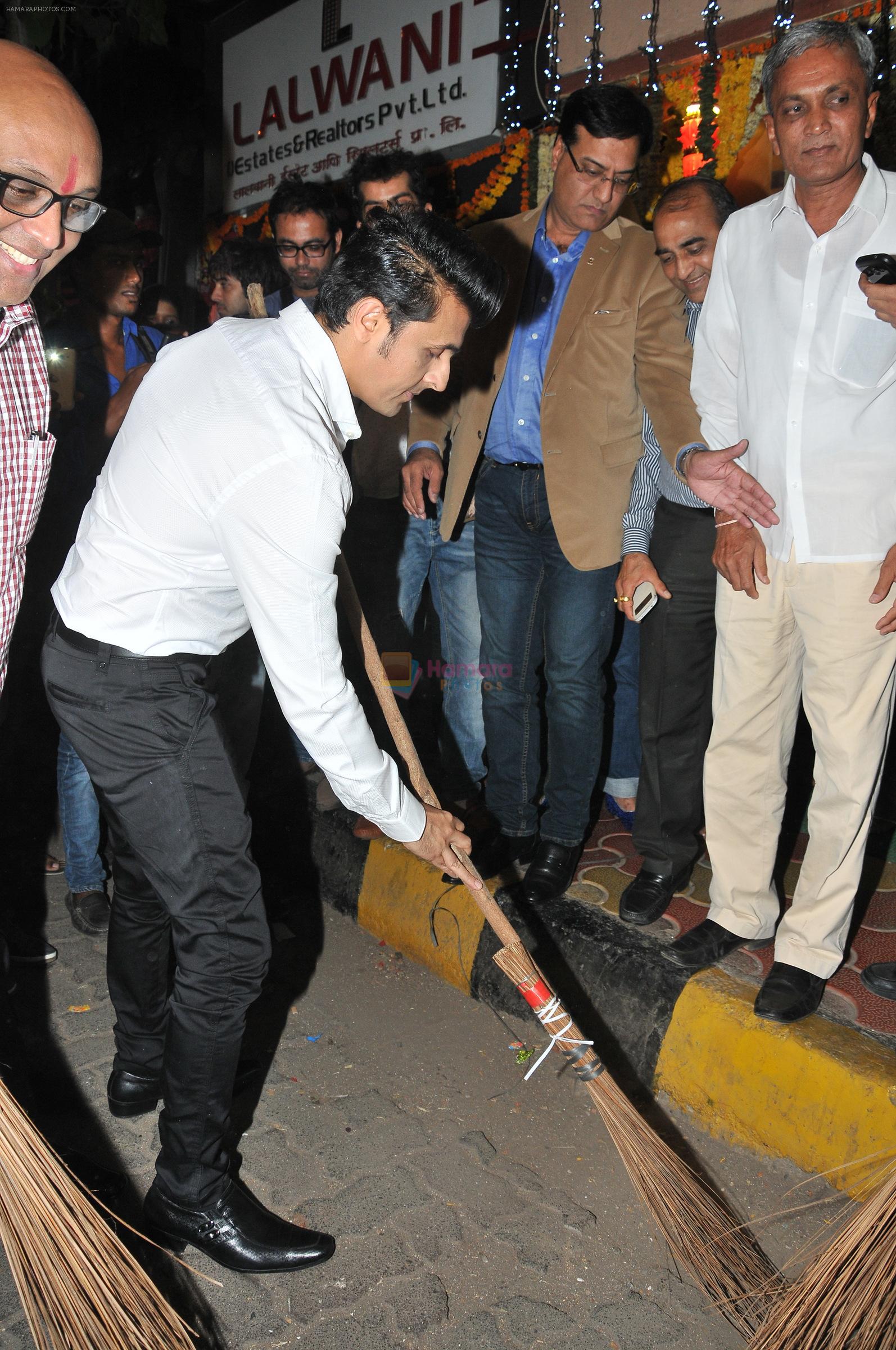 Sonu Nigam at the Inauguration of Lokhandwala Road to support the initiative Swachh Bharat Abhiyaan on 11th Nov 2015