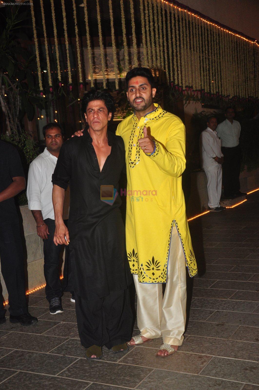 Abhishek Bachchan, Shahrukh Khan at Big B's Diwali Bash on 11th Nov 2015