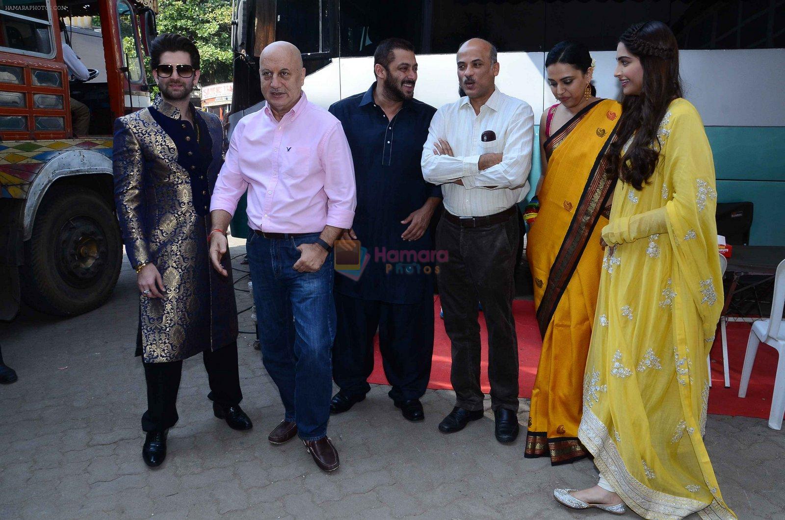 Neil Mukesh, Anupam Kher, Salman Khan, Sooraj Barjatya, Swara Bhaskar, Sonam Kapoor at prem ratan dhan payo dharavi Band on 11th Nov 2015