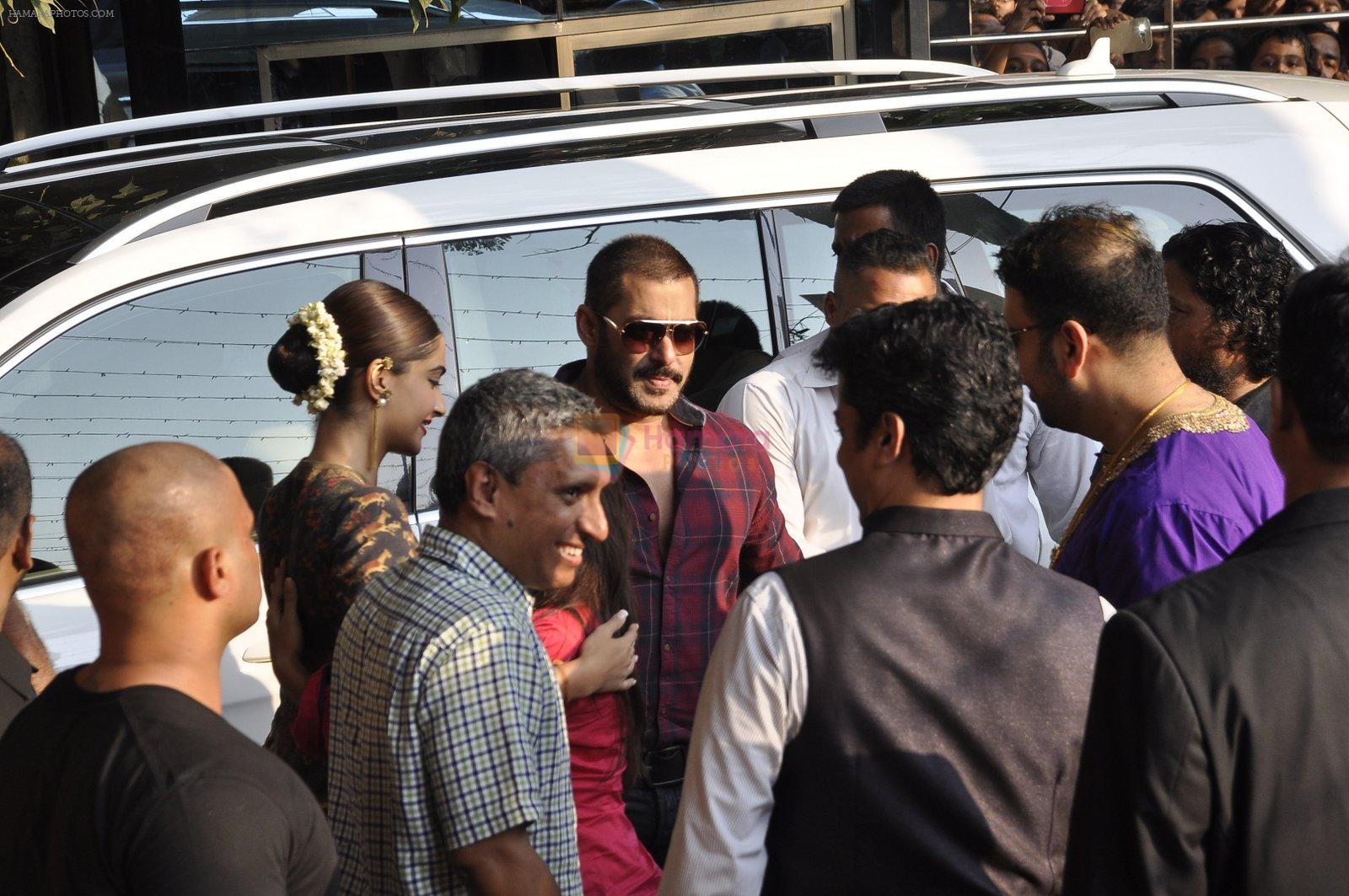 Salman Khan and Sonam Kapoor at PN Gadgil jewellers promotions event on 13th Nov 2015