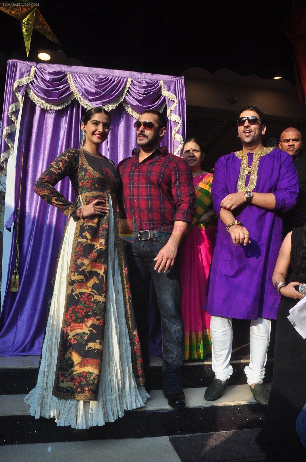 Salman Khan and Sonam Kapoor at PN Gadgil jewellers promotions event on 13th Nov 2015