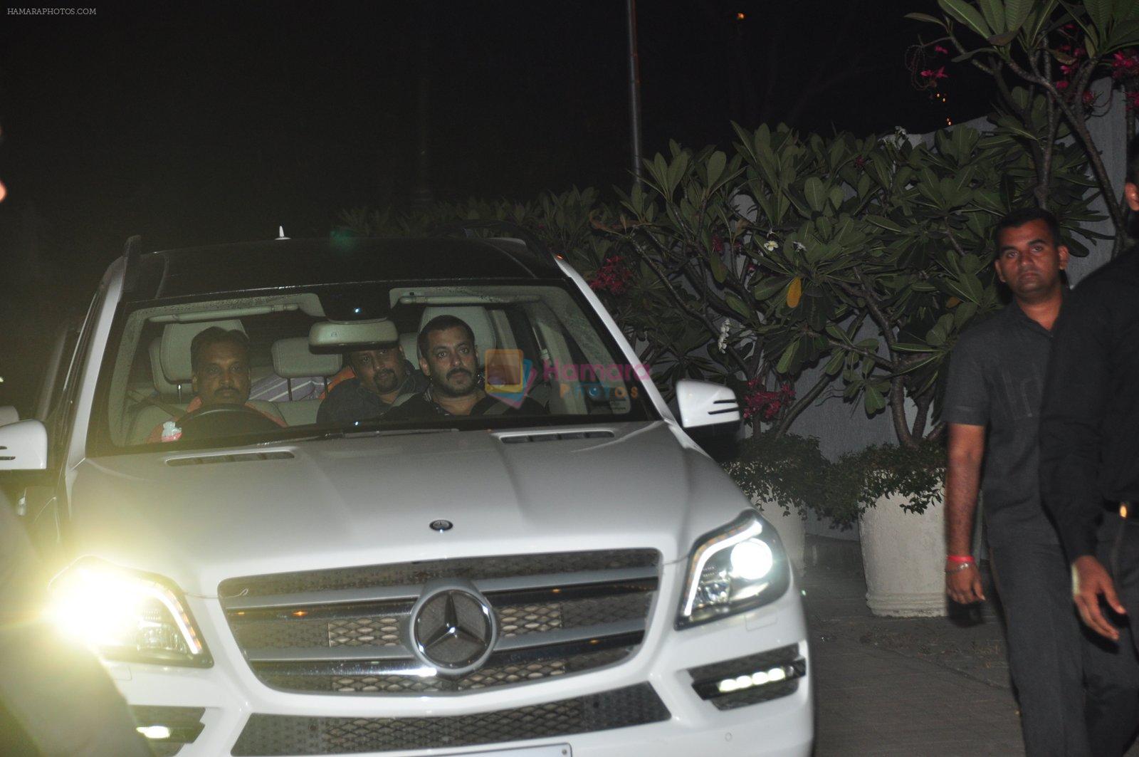 Salman Khan at Sania Mirza's bday hosted by farah Khan on 15th Nov 2015
