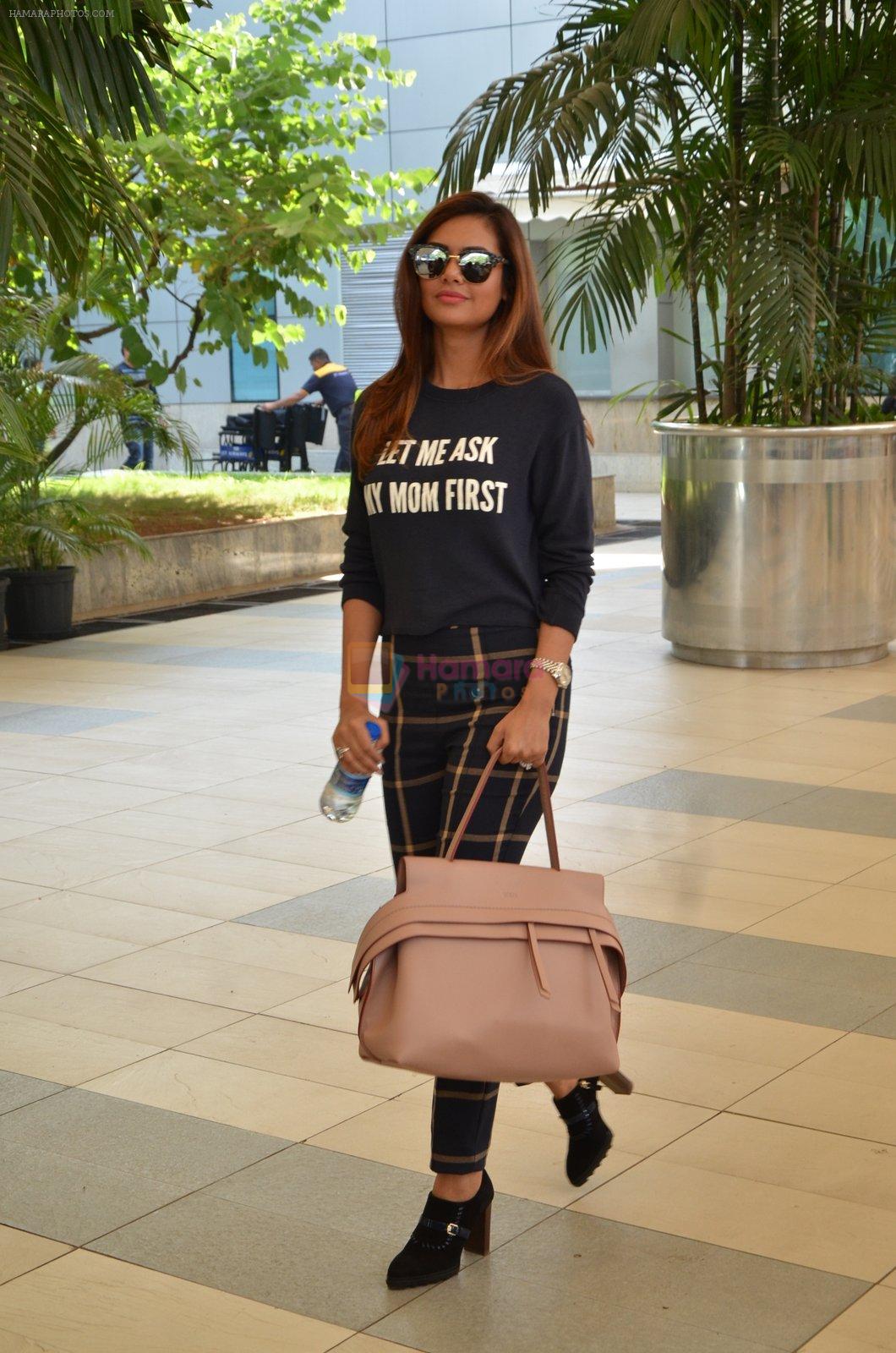 Esha Gupta snapped at airport on 16th Nov 2015