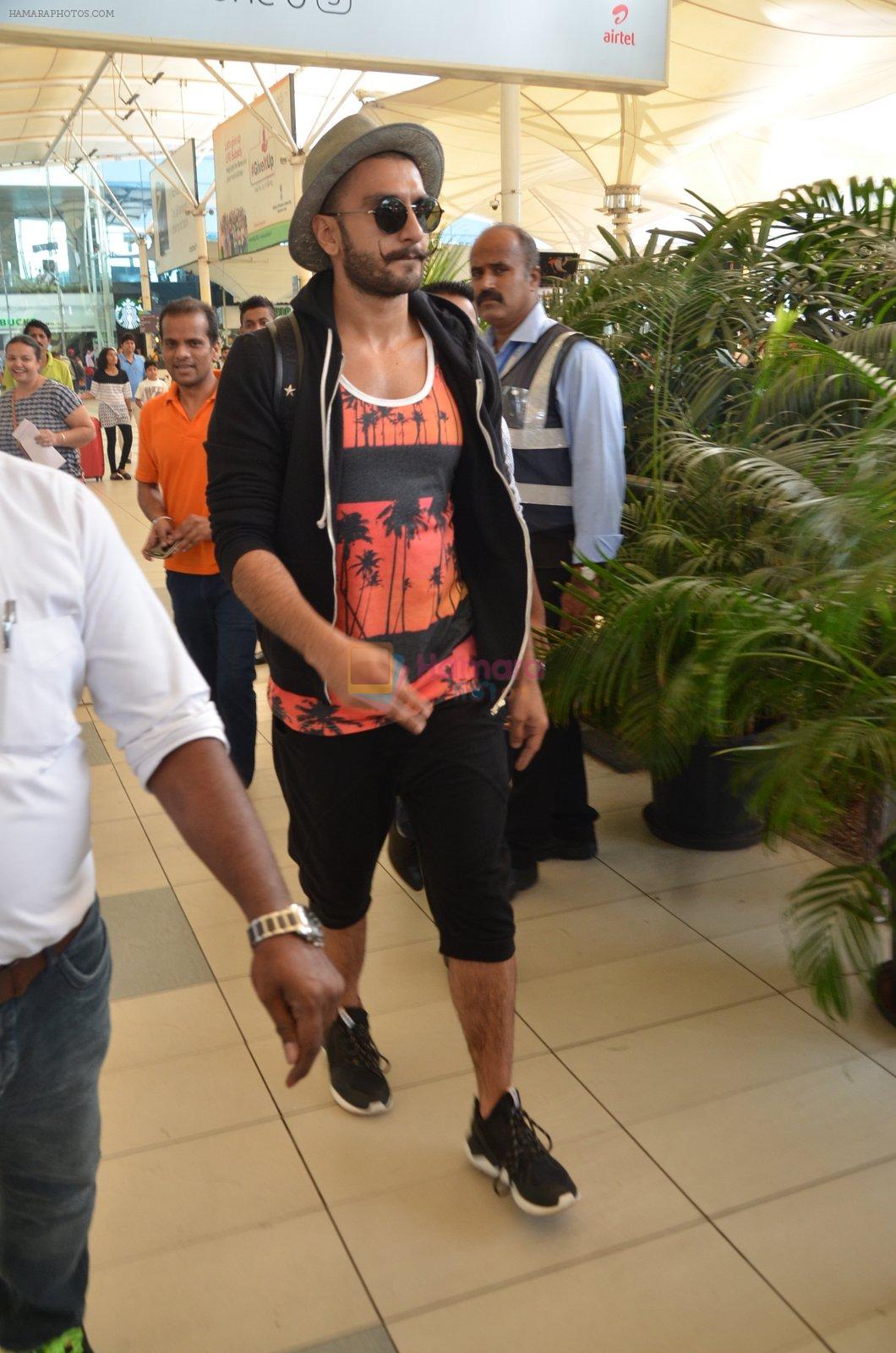 Ranveer Singh snapped at airport on 16th Nov 2015