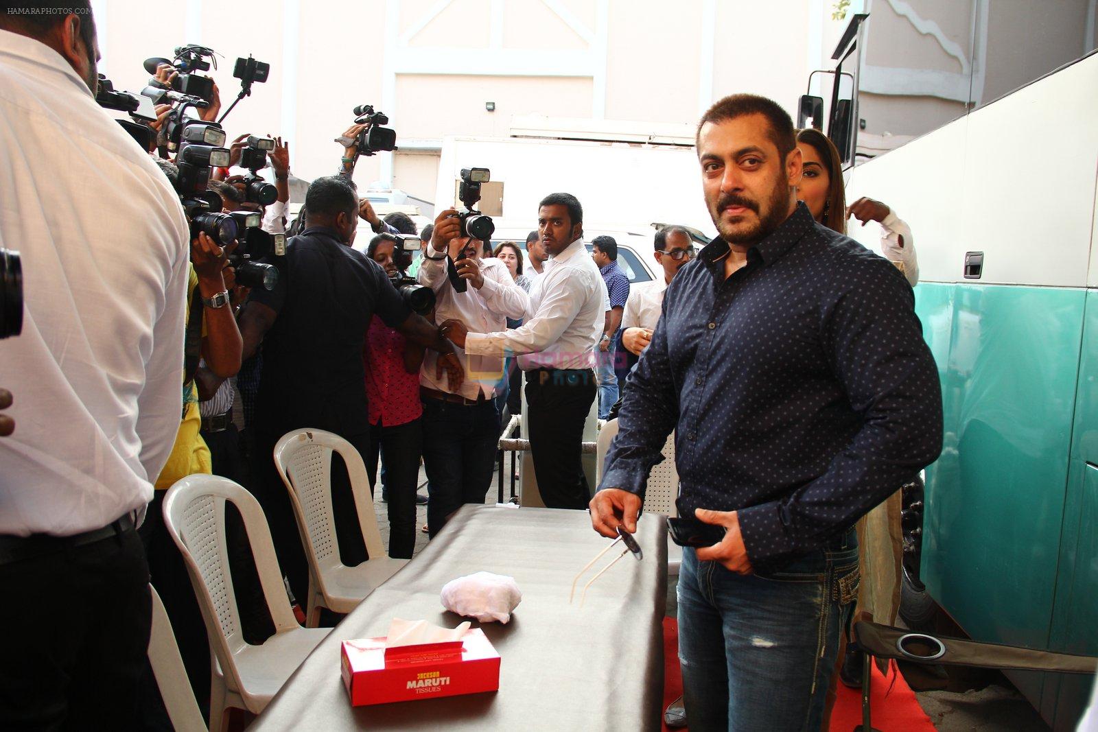 Sonam Kapoor, Salman Khan at Prem Ratan Dhan Payo press meet in Mumbai on 16th Nov 2015