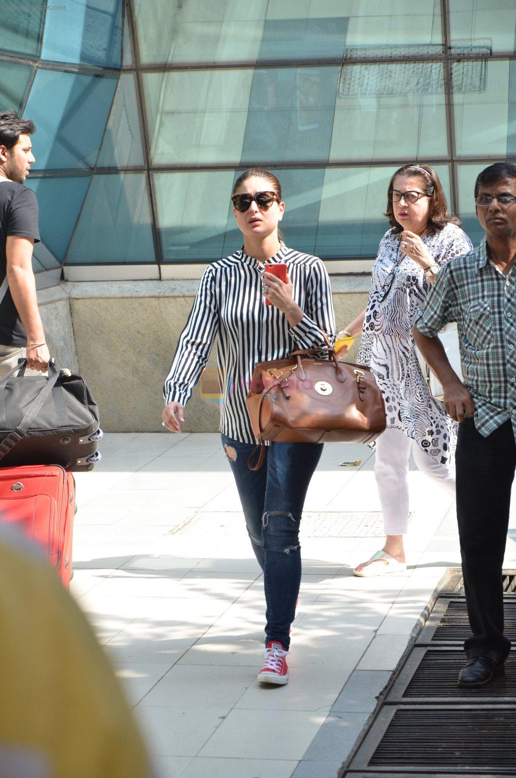 Kareena Kapoor, Babita snapped at airport on 16th Nov 2015