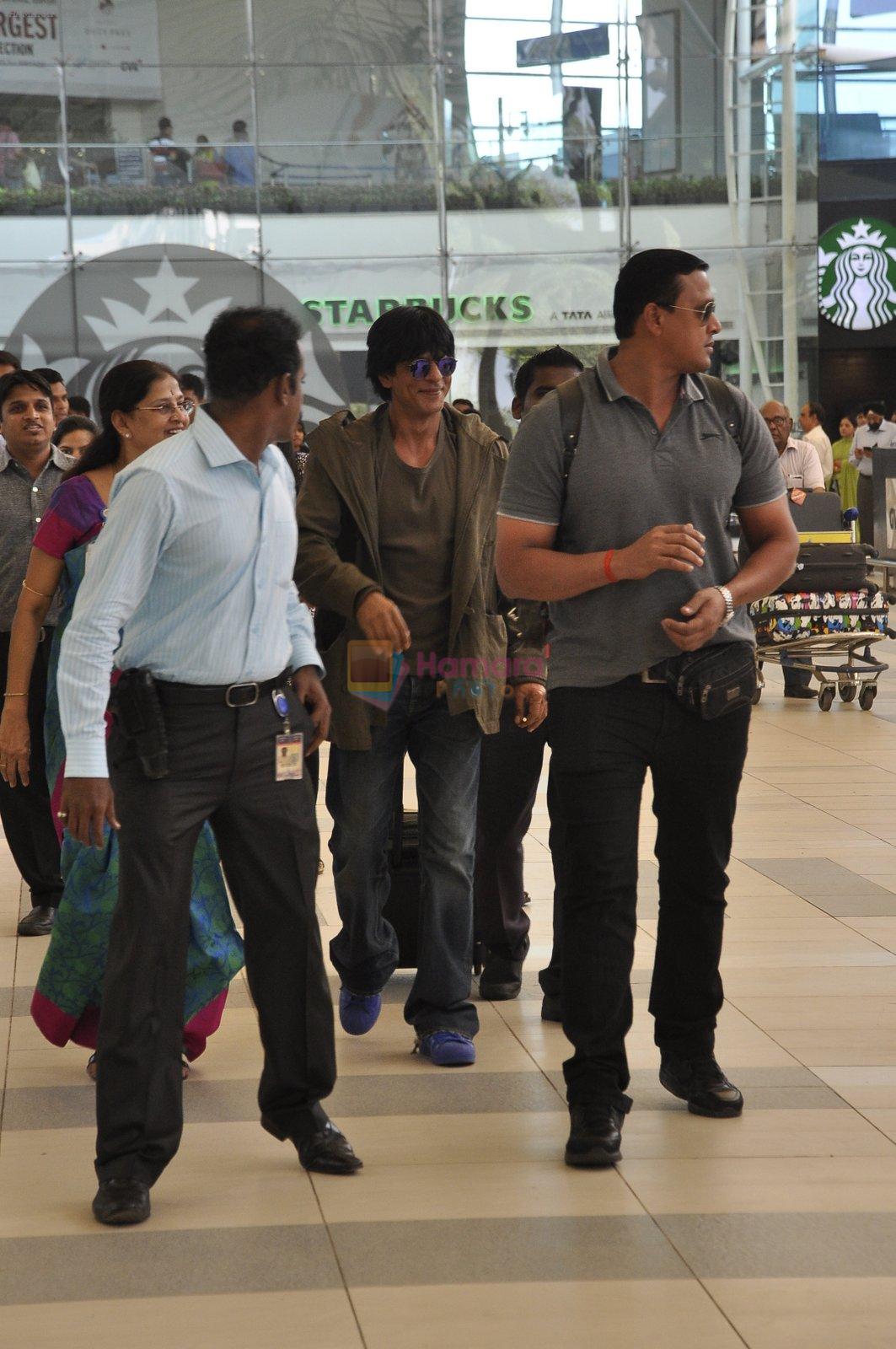 Shahrukh Khan snapped at the airport on 18th Nov 2015