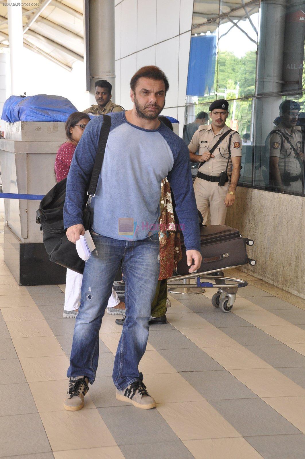 Sohail Khan snapped at the airport on 18th Nov 2015