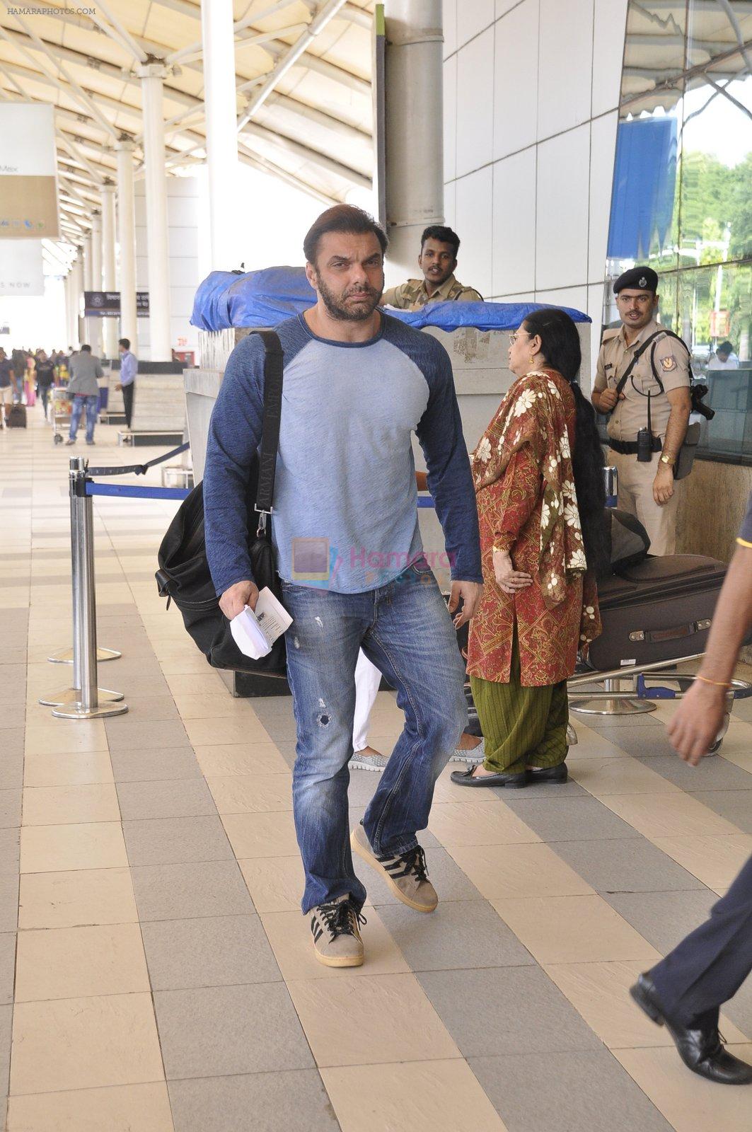 Sohail Khan snapped at the airport on 18th Nov 2015