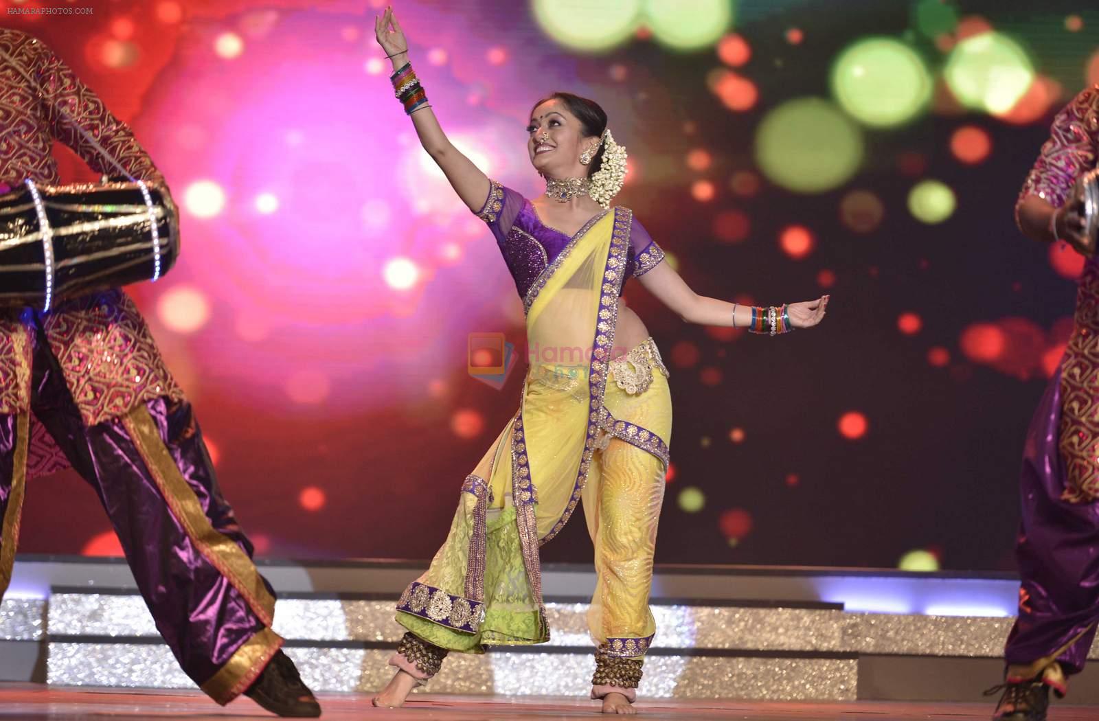Mansi Naik performs during the Ajeenkya DY Patil Filmfare Awards