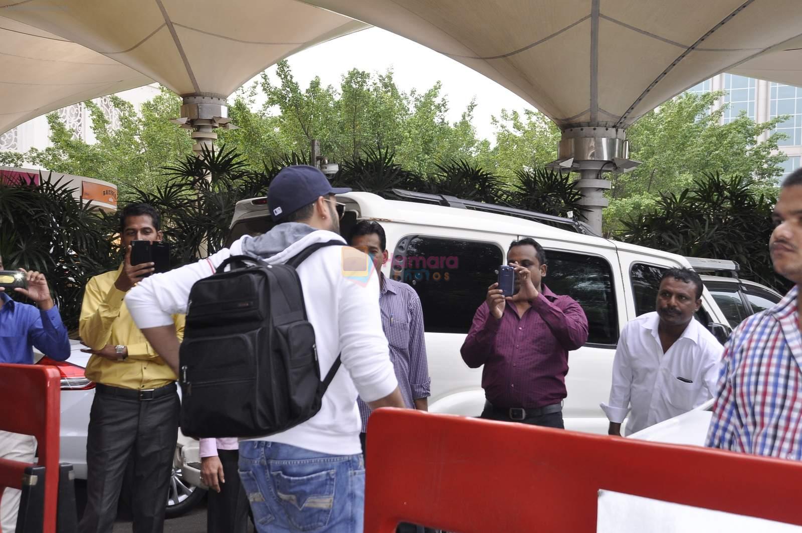 Abhishek Bachchan snapped at airport on 22nd Nov 2015