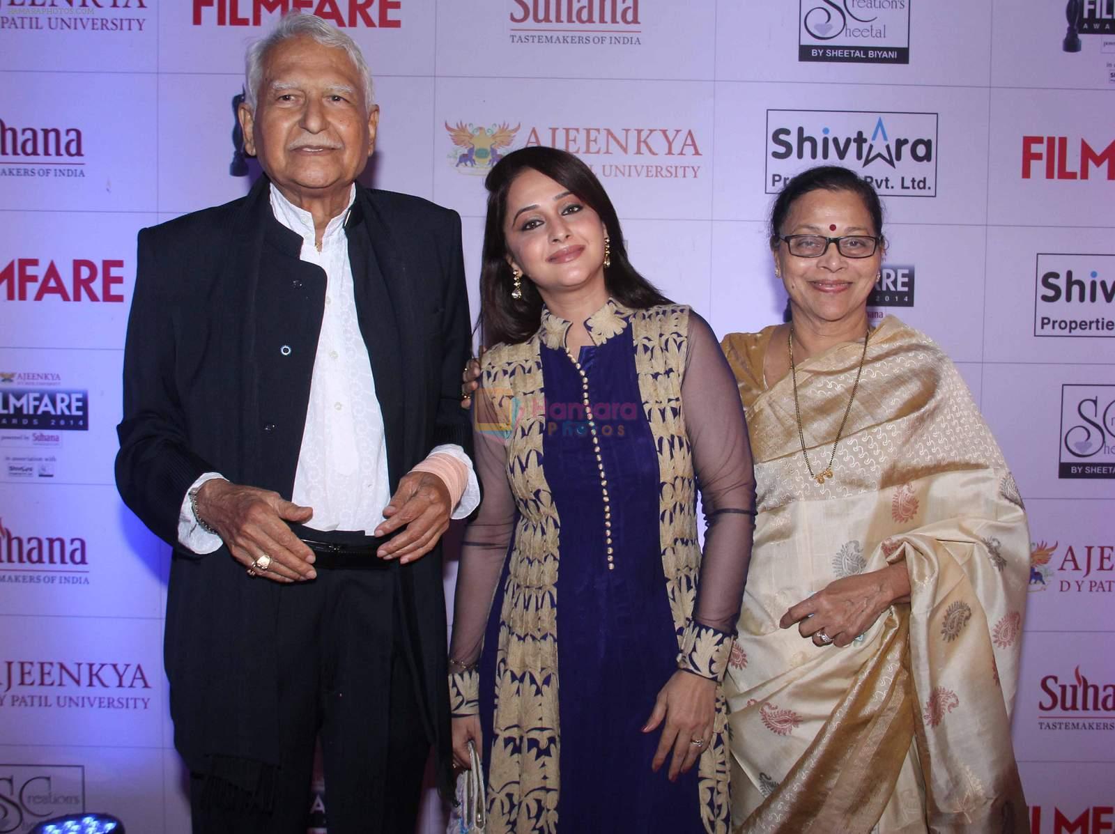 Ramesh Deo, Mrinal Kulkarni & Seema Deo at the Red Carpet of _Ajeenkya DY Patil University Filmfare Awards