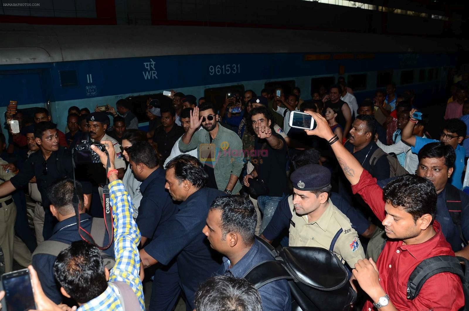 Deepika Padukone and Ranbir Kapoor take train to Delhi on 22nd Nov 2015