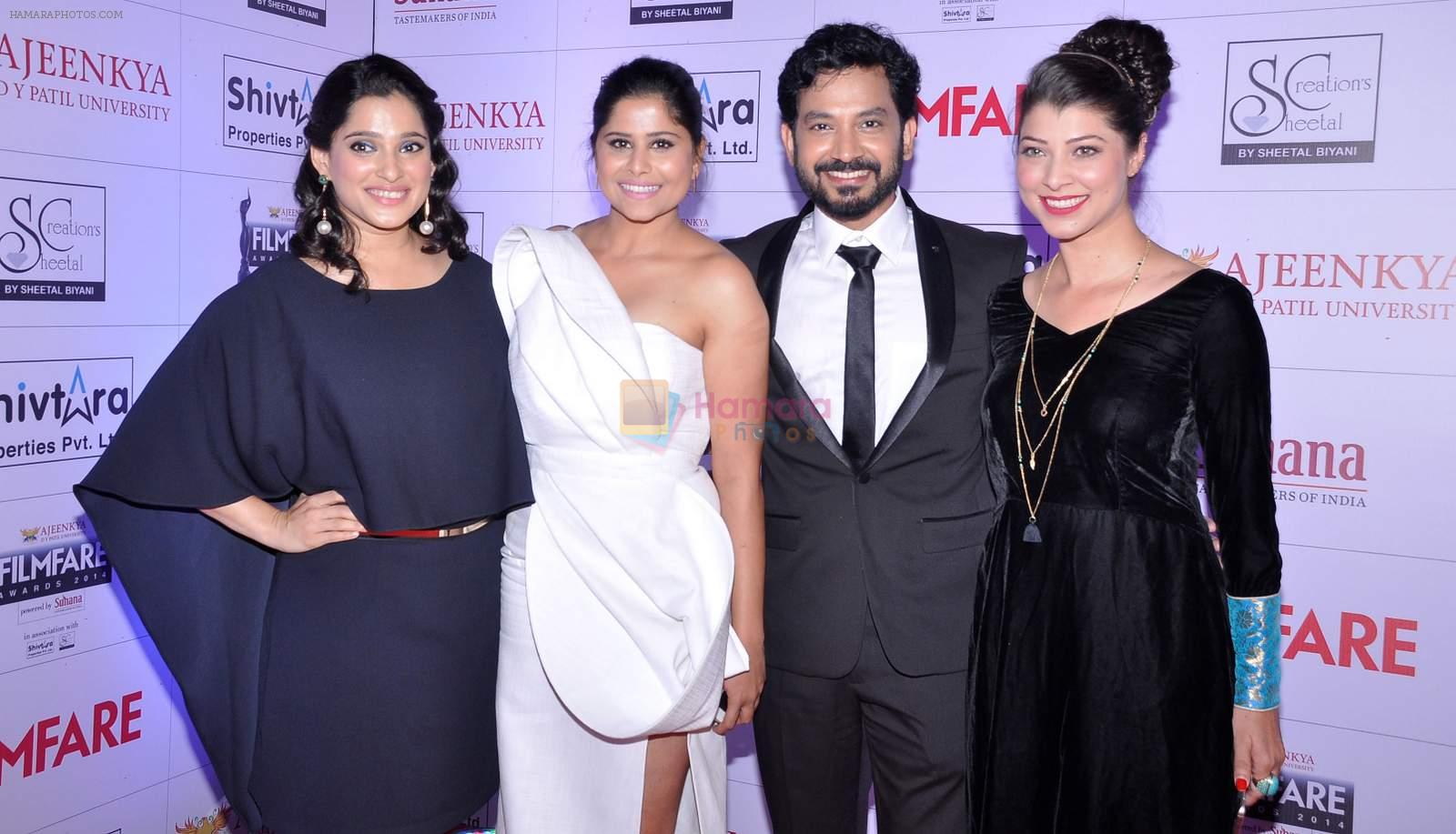Priya Bapat, Sai Tamhankar, Hemant Dhome & Tejaswini Pandit,   at the Red Carpet of _Ajeenkya DY Patil University Filmfare Awards
