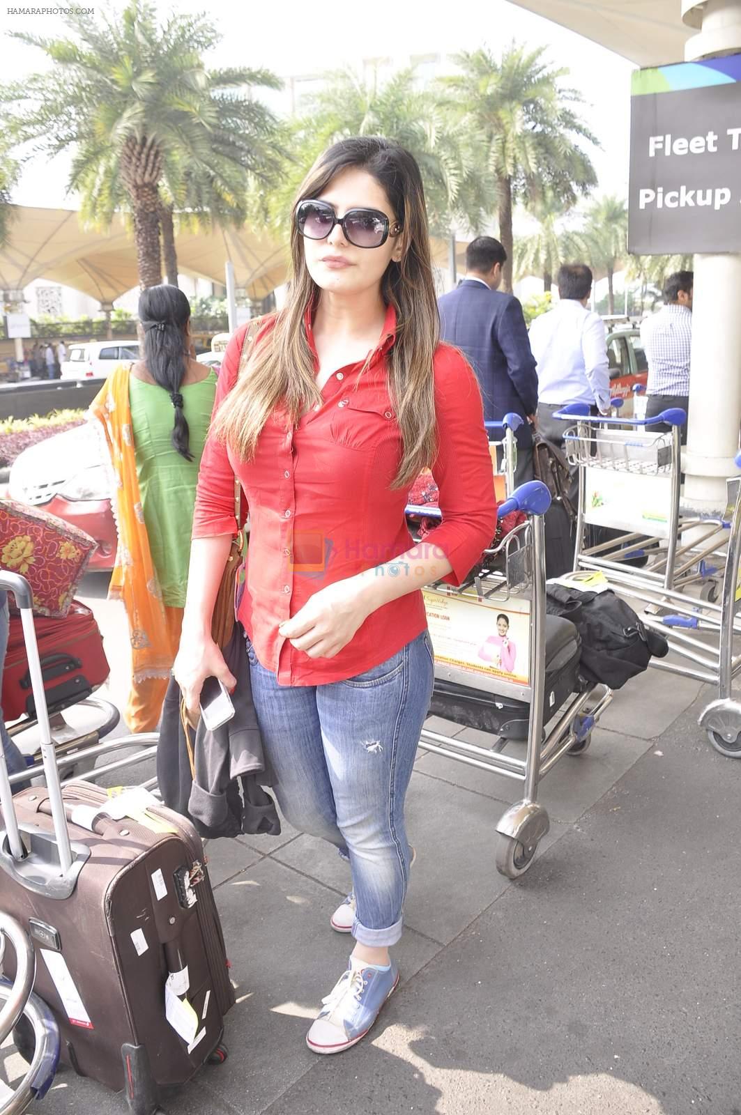 Zarine KHan snapped at airport on 23rd Nov 2015