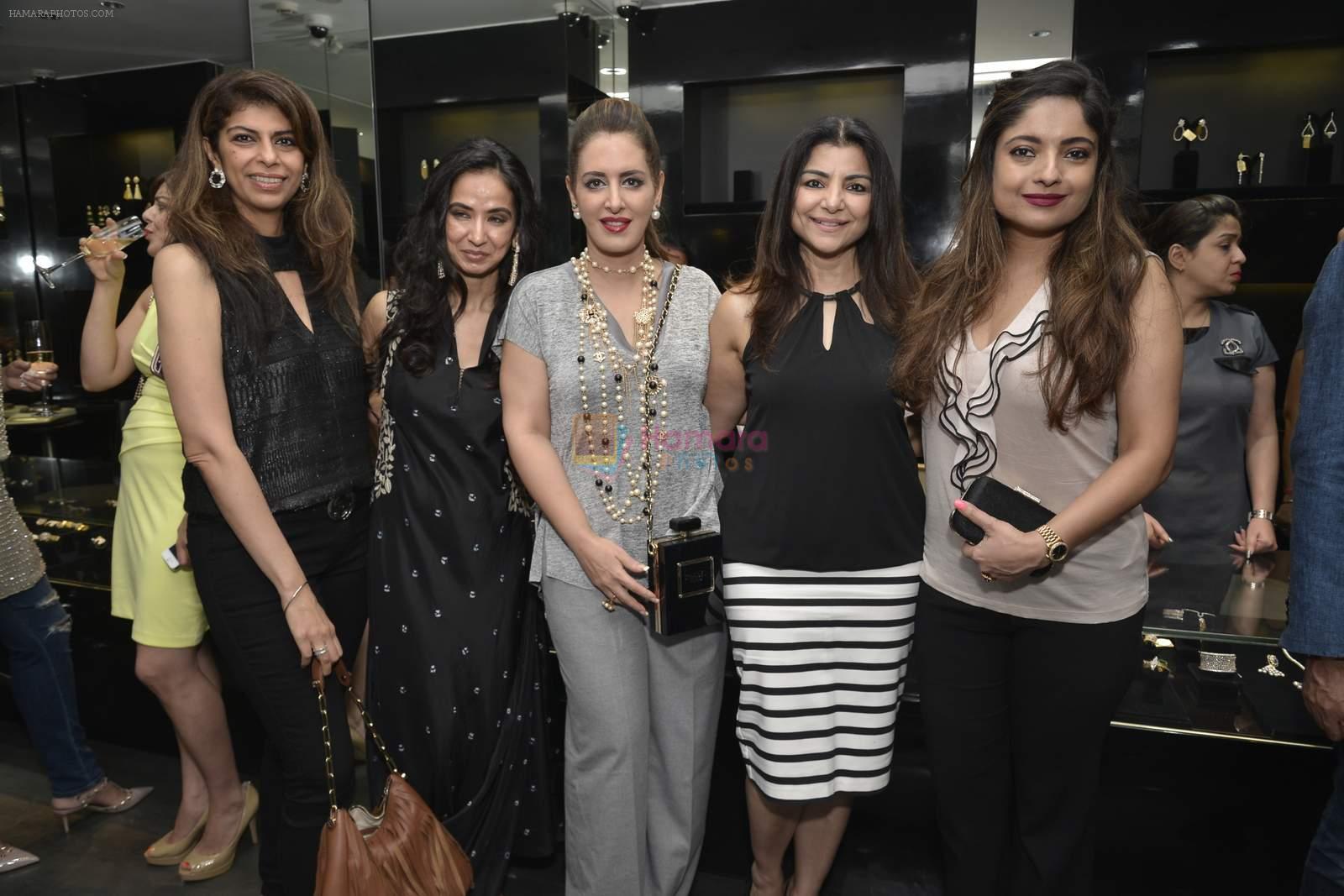 Pria Kataria Puri at Shaheen Abbas collection launch in Gehna Store on 24th Nov 2015