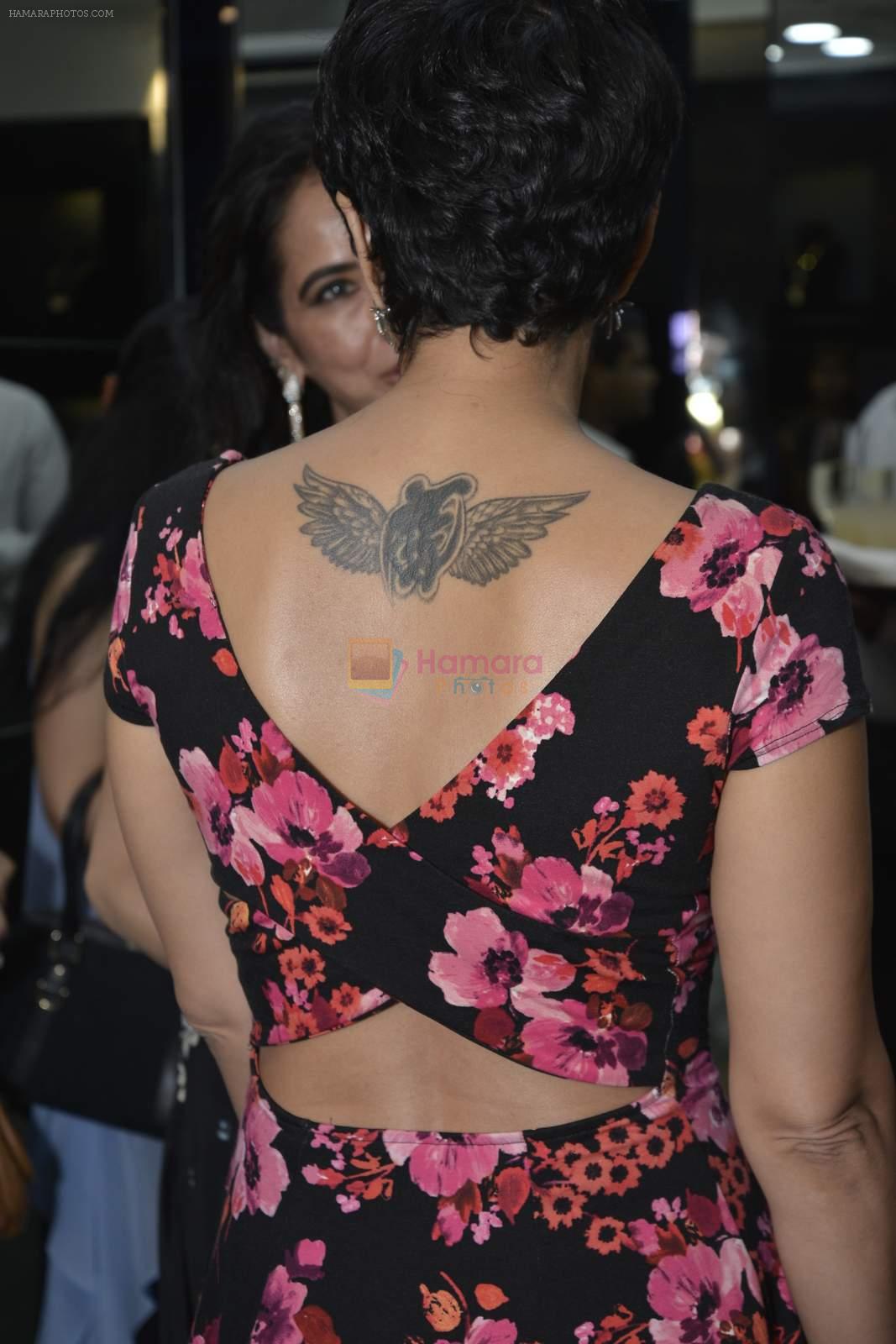 Mandira Bedi at Shaheen Abbas collection launch in Gehna Store on 24th Nov 2015