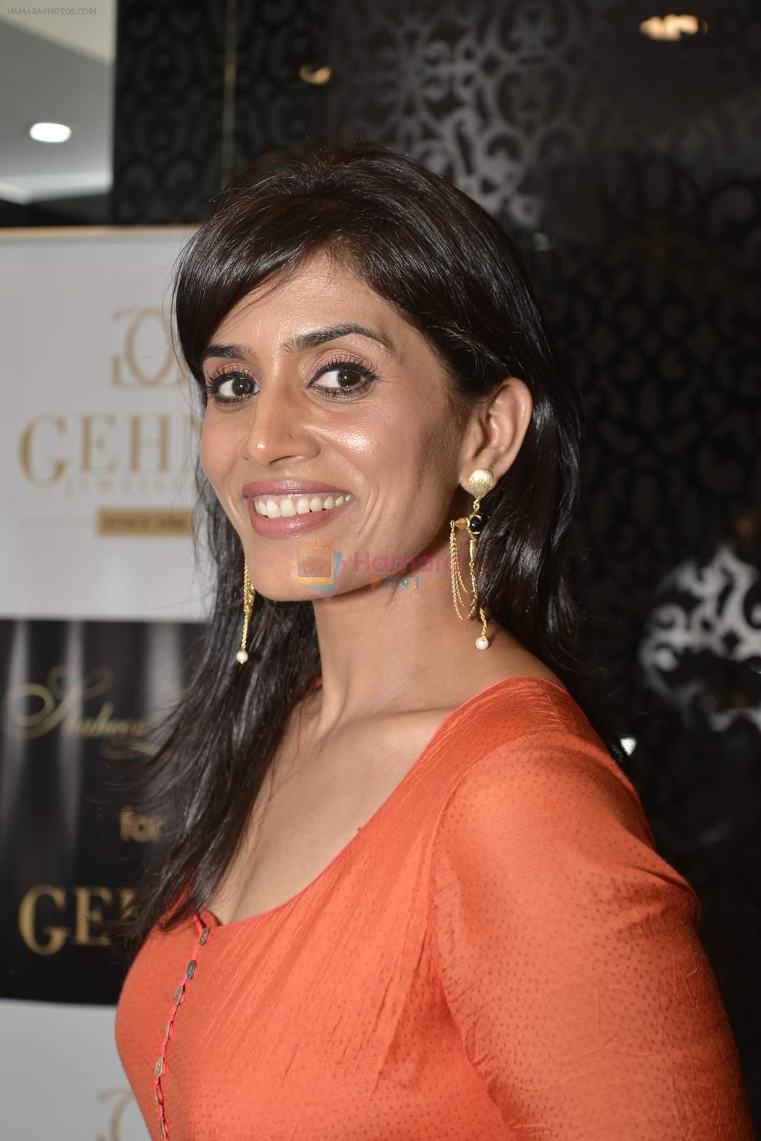 Sonali Kulkarni at Shaheen Abbas collection launch in Gehna Store on 24th Nov 2015
