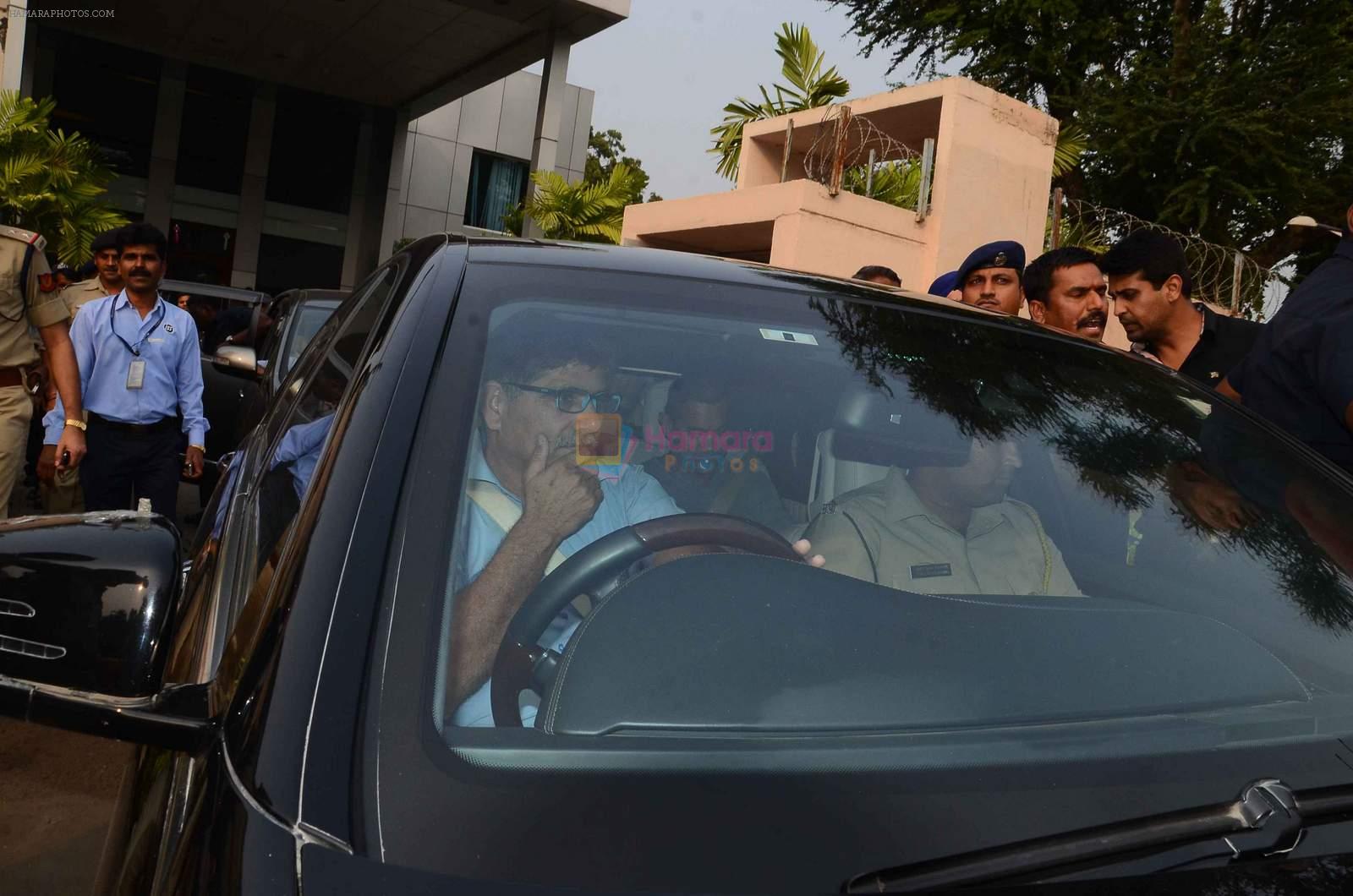 Aamir Khan at airport and tough security at his home on 26th Nov 2015