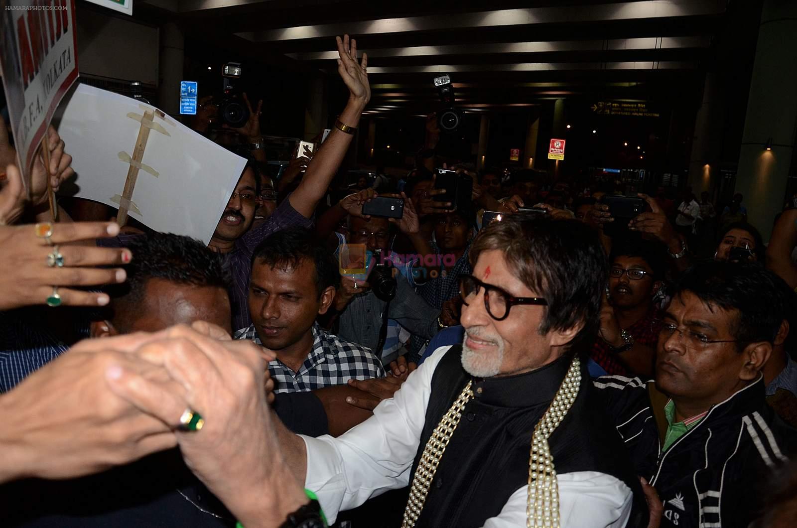 Amitabh Bachchan in Kolkata post Piku gets amazing welcome at airport by fans on 26th Nov 2015