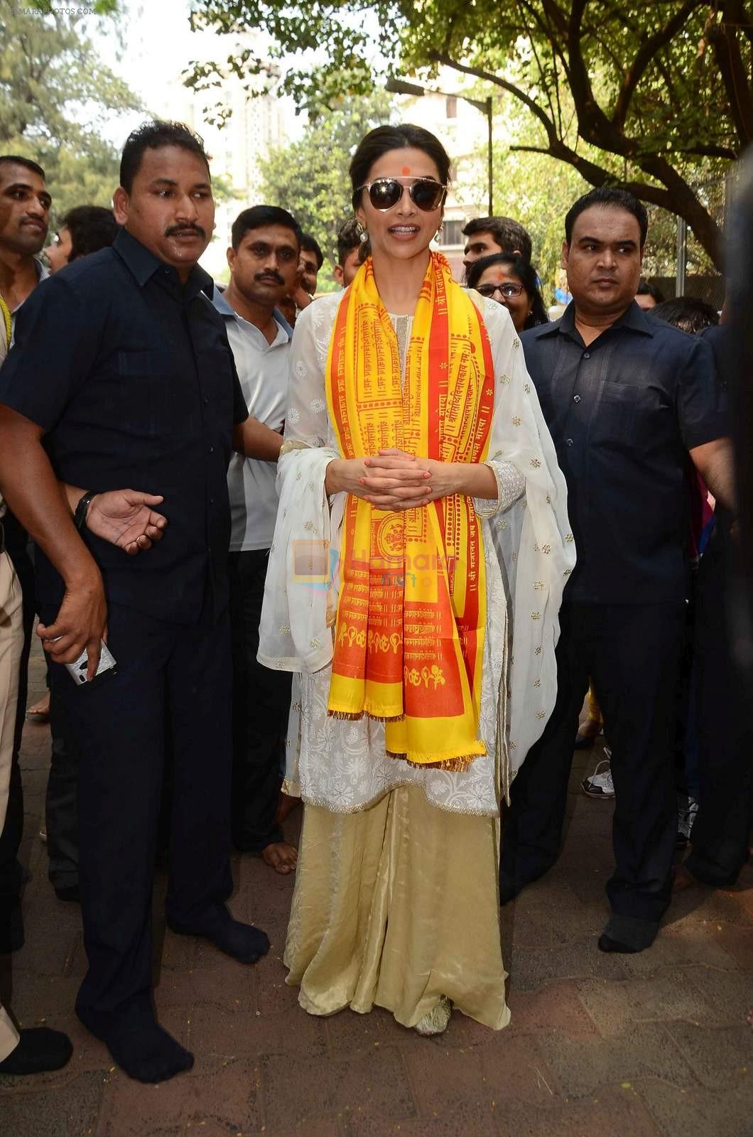Deepika Padukone at Siddhiviyak Temple on 26th Nov 2015