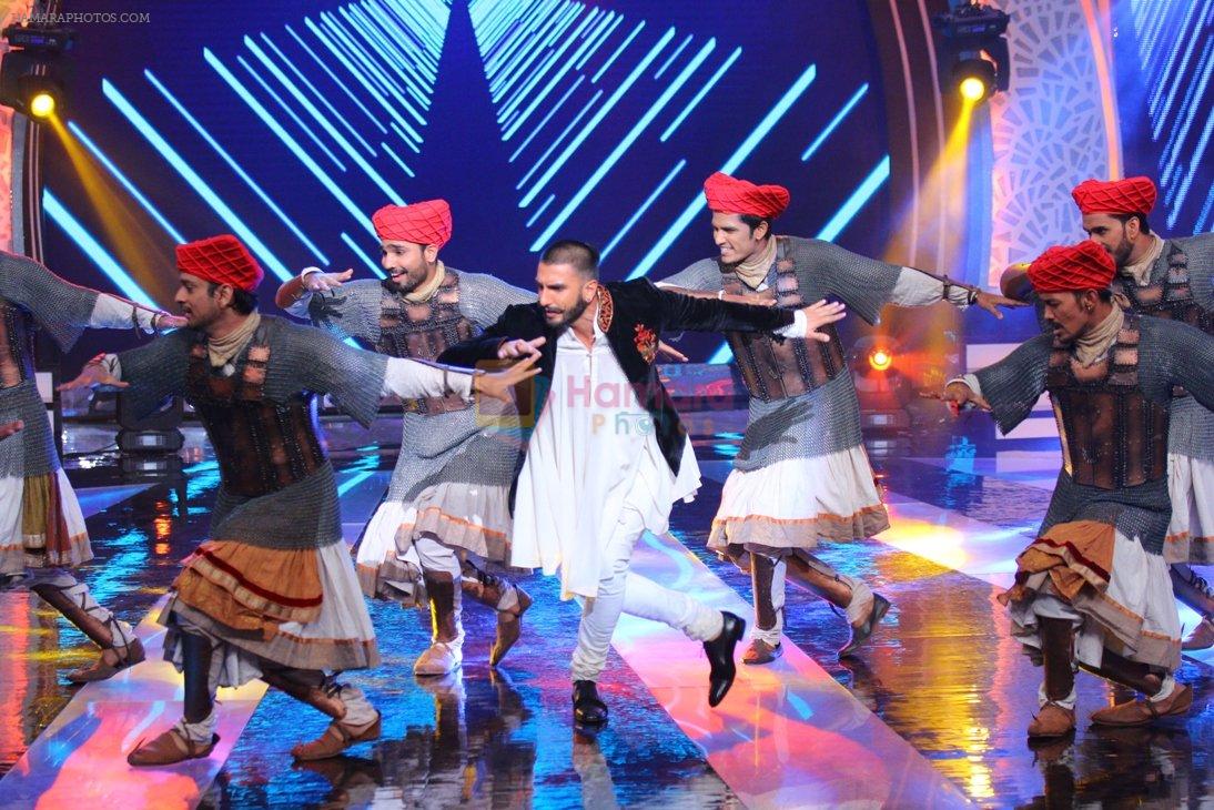 Ranveer Singh performs in Aaj Ki Raat Hai Zindagi on 27th Nov 2015