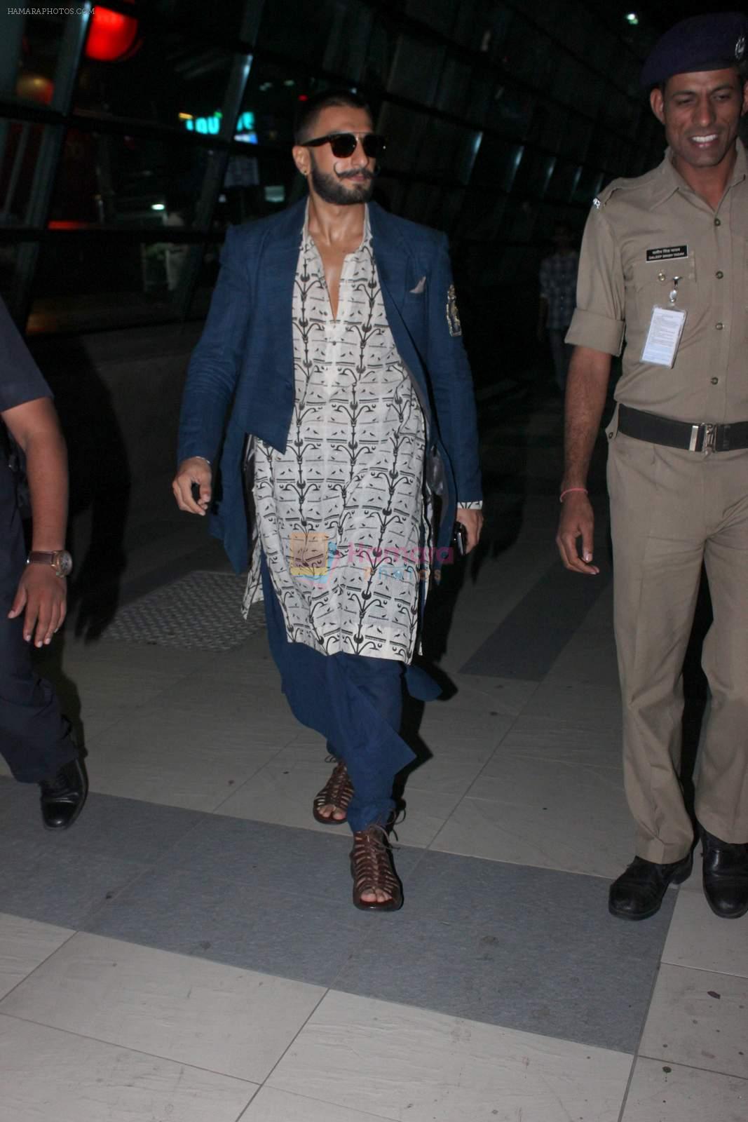 Ranveer Singh snapped at airport on 28th Nov 2015