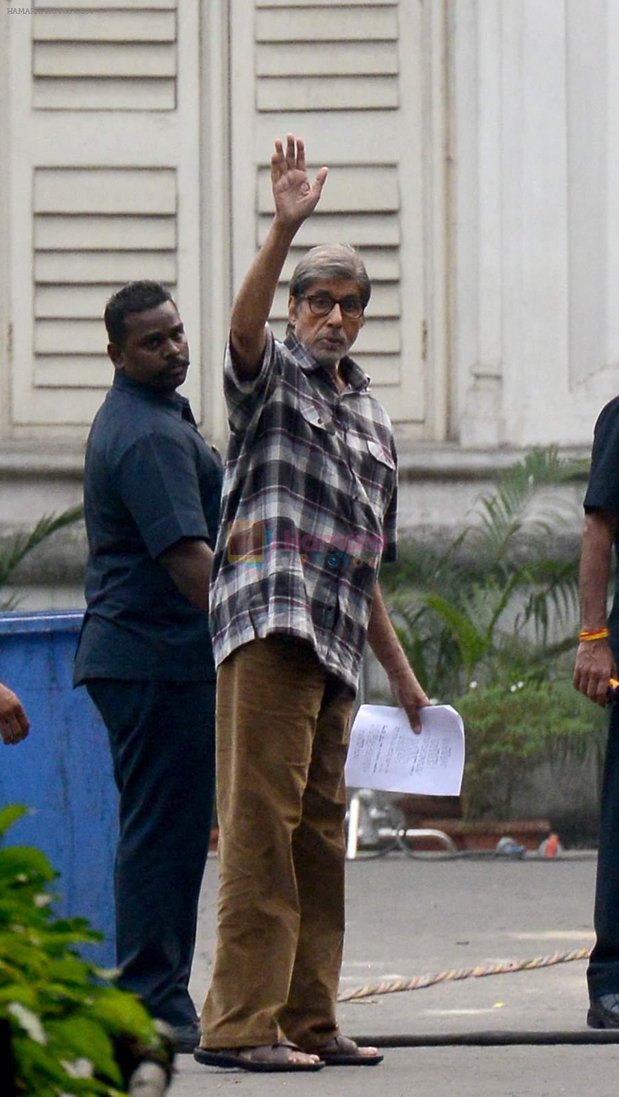 Amitabh Bachchan on location in Kolkata on 1st Dec 2015