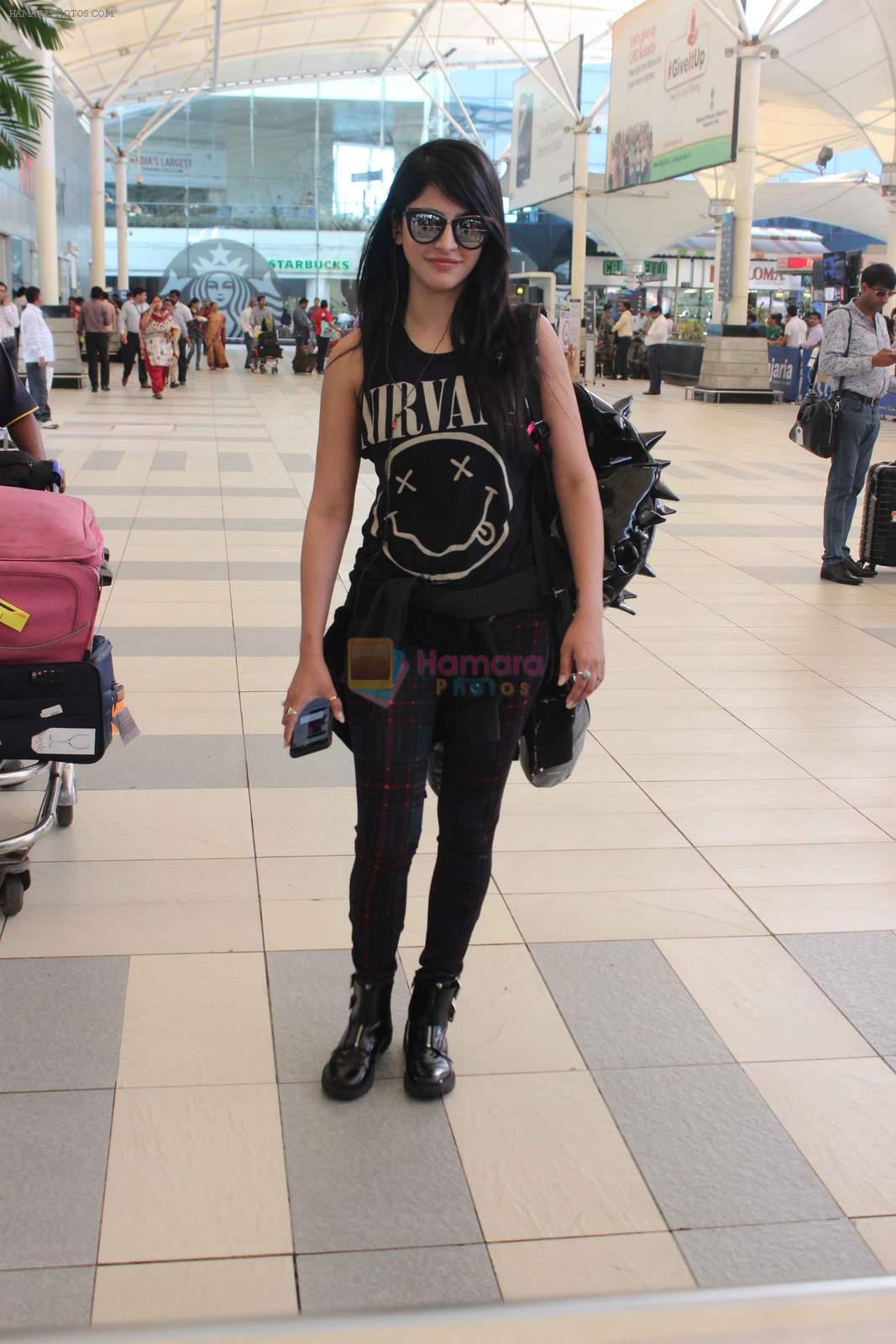 Shruti Haasan snapped at airport on 1st Dec 2015