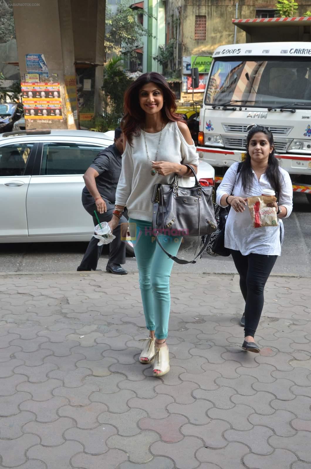 Shilpa Shetty snapped at lower parel on 2nd Dec 2015
