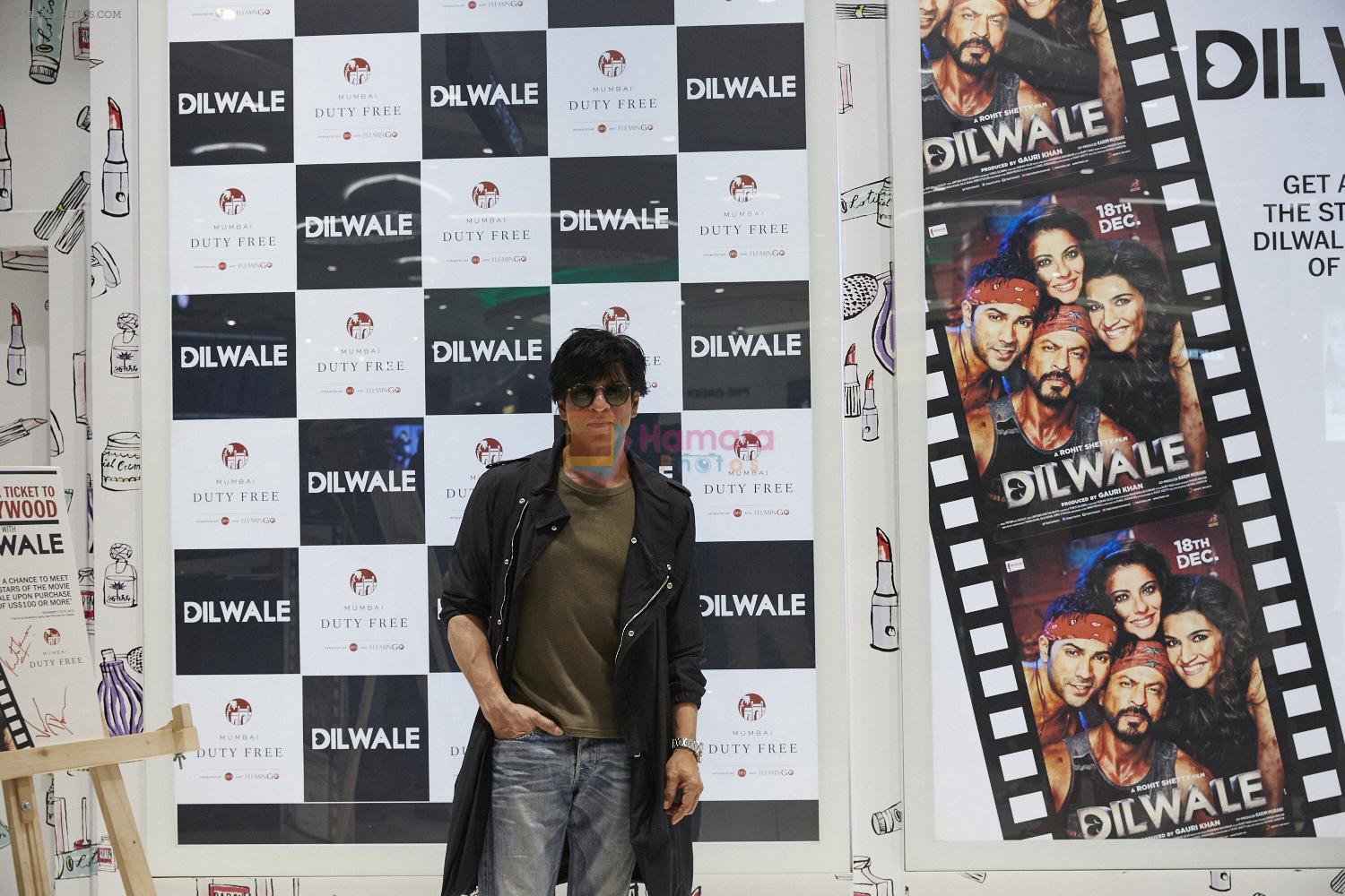 Shahrukh Khan with Dilwale Team at Mumbai Duty Free on 2nd Dec 2015 (T2)
