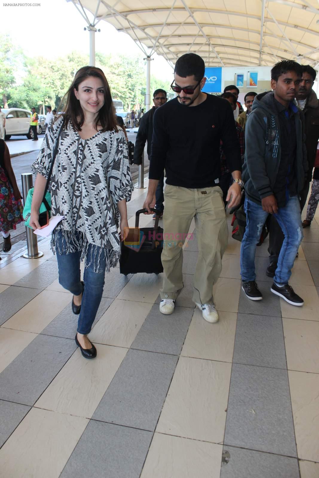 Soha Ali Khan, Kunal Khemu snapoped at airport on 7th Dec 2015