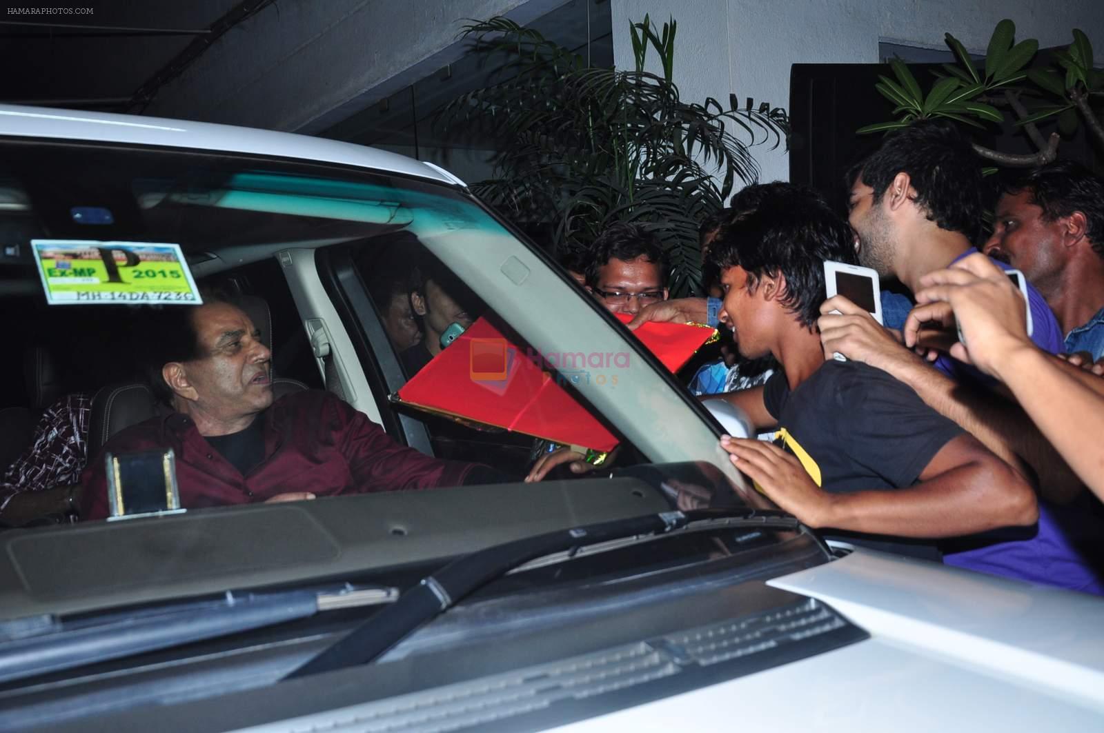 Dharmendra celebrates bday with fans on 8th Dec 2015