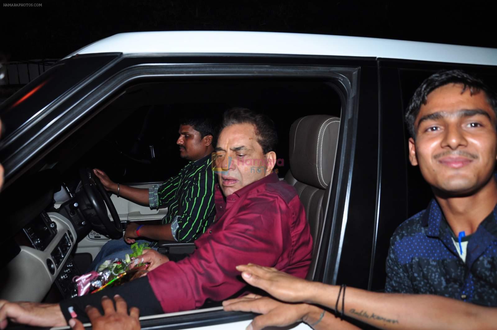Dharmendra celebrates bday with fans on 8th Dec 2015