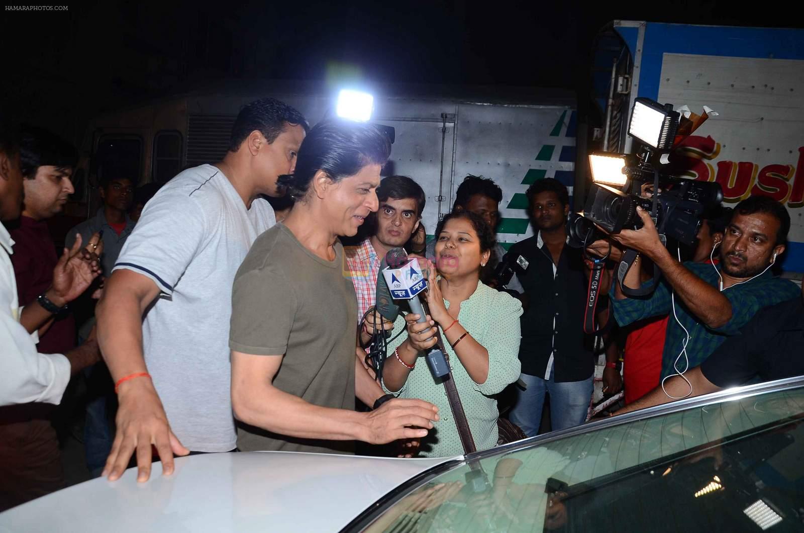 Shahrukh Khan snapped at Mehboob on 8th Dec 2015