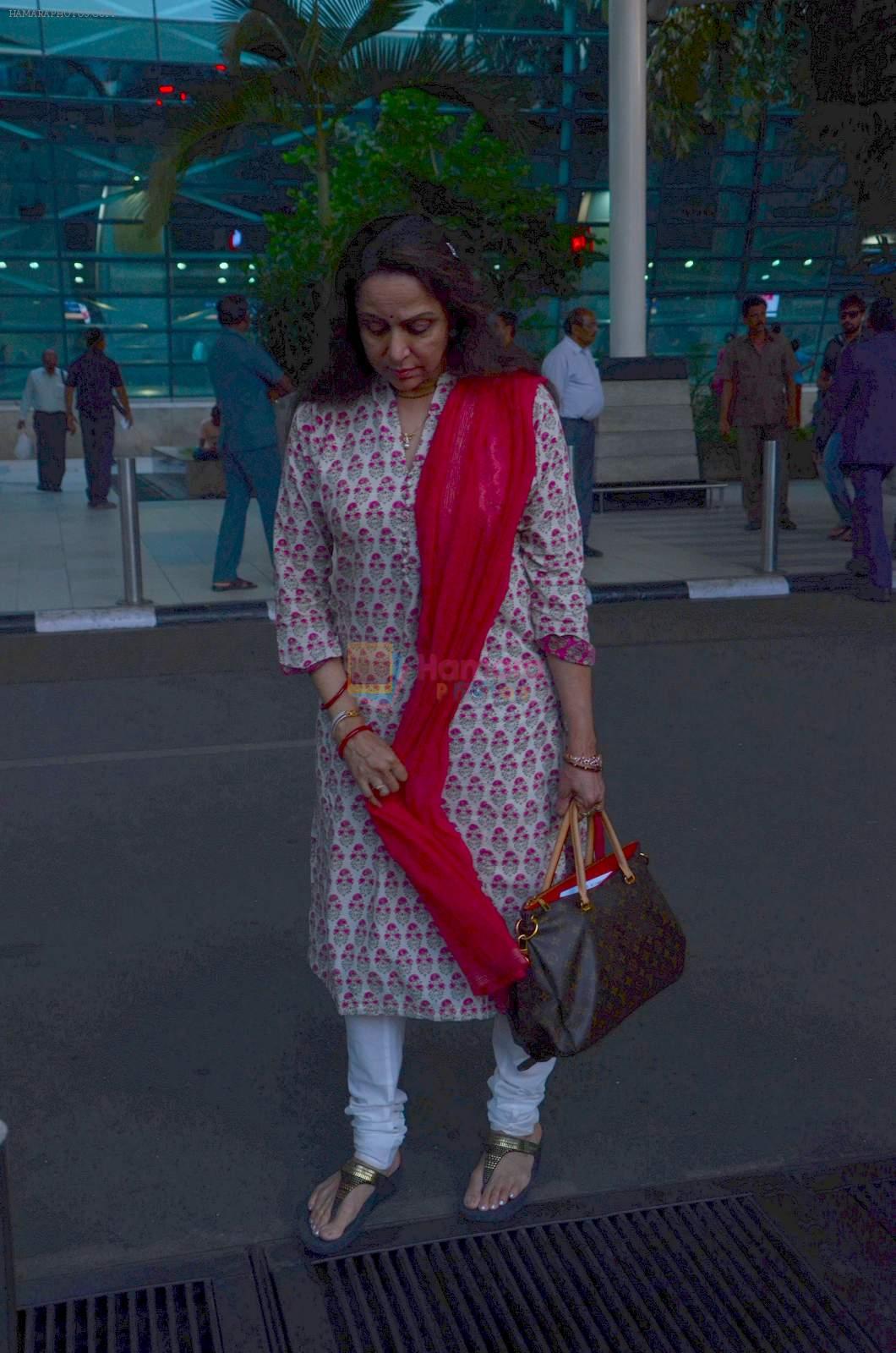 Hema Malini snapped at airport on 8th Dec 2015