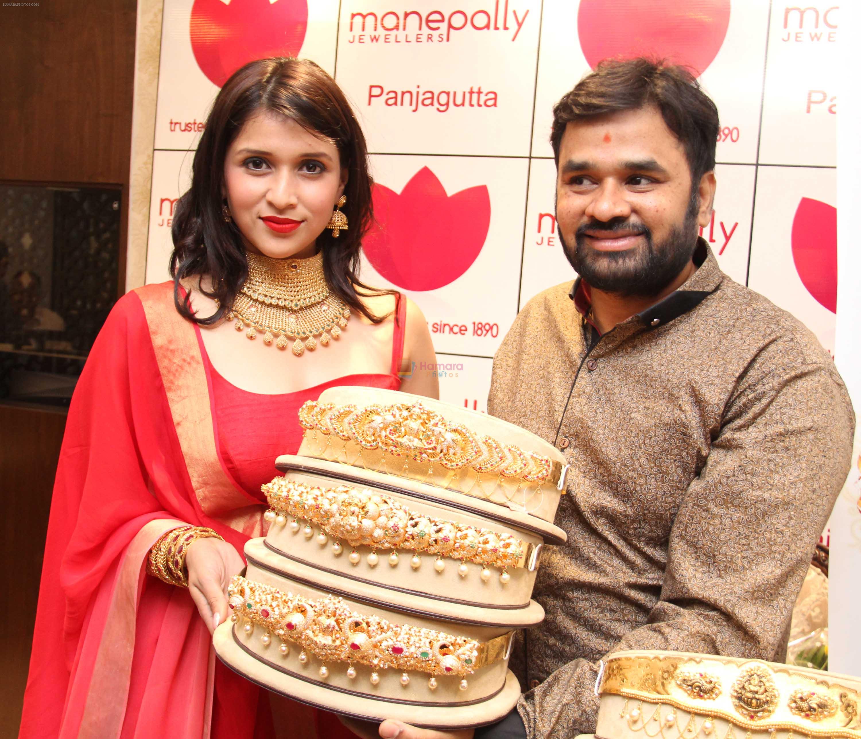 MANNARA CHOPRA IN SIZZLING RED LAUNCHES VADDANAM & UNCUT DIAMOND MELA AT MANEPALLY JEWELLERS