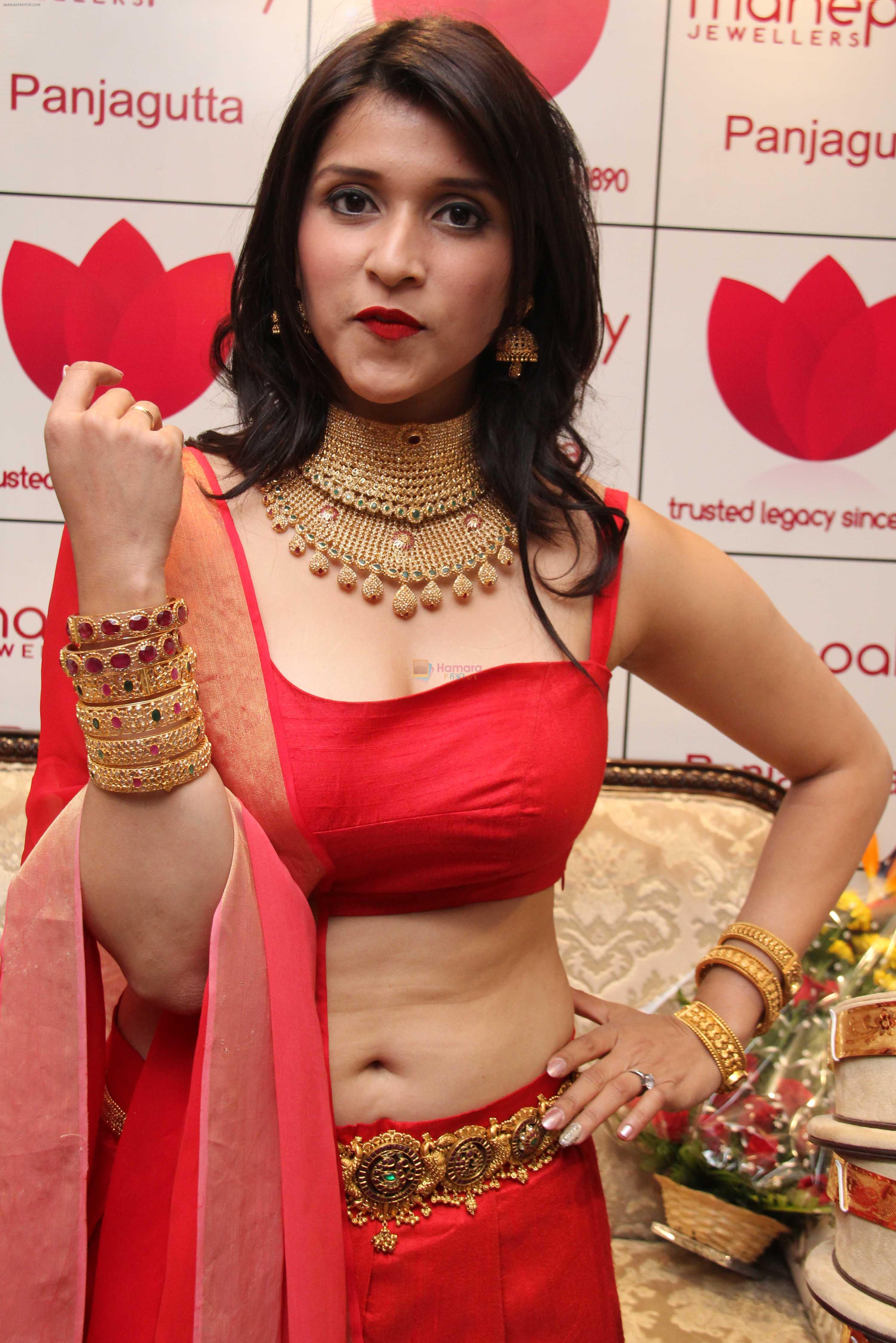 MANNARA CHOPRA IN SIZZLING RED LAUNCHES VADDANAM & UNCUT DIAMOND MELA AT MANEPALLY JEWELLERS